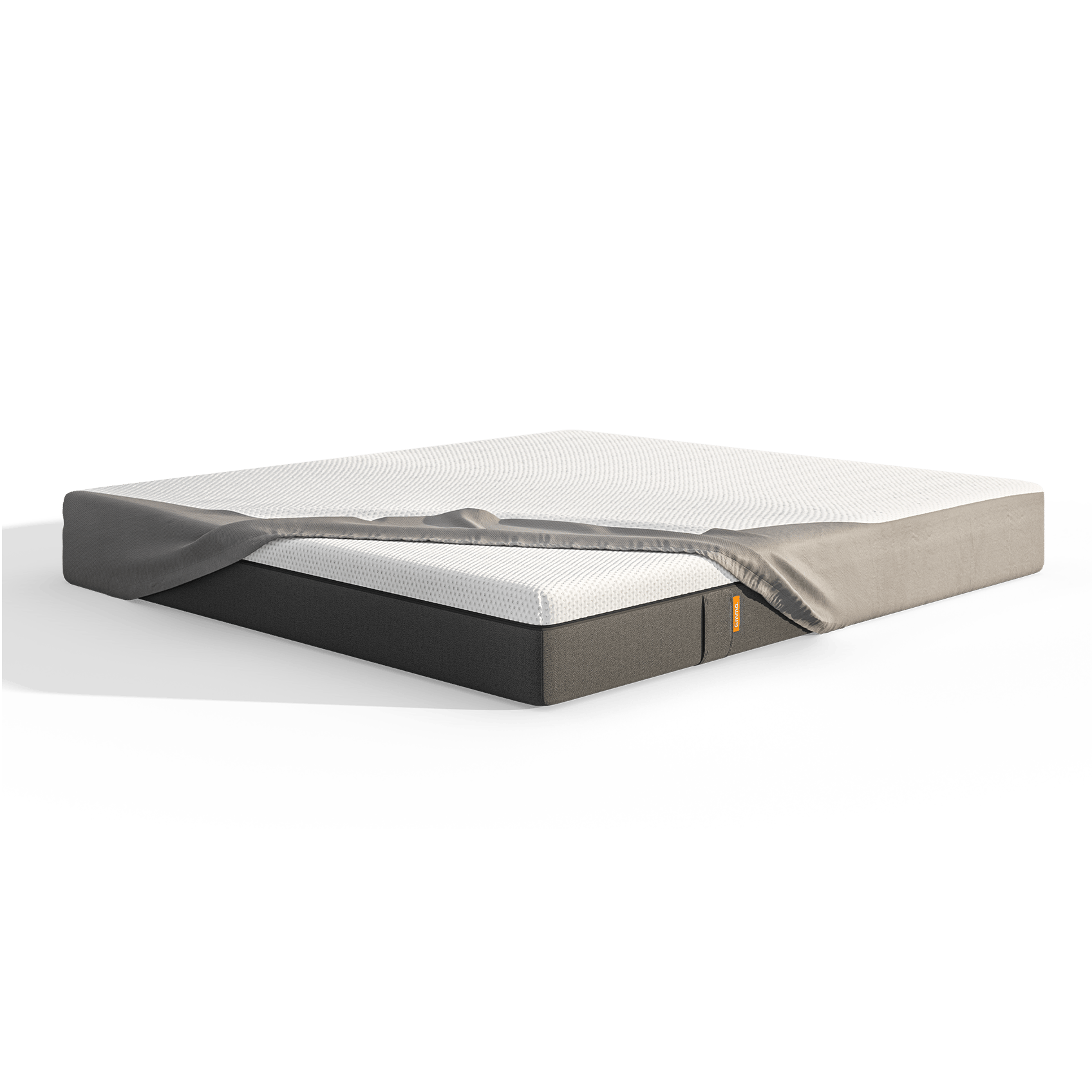 Protetor de colchão cobrindo parcialmente um colchão de espuma, mostrando a parte superior branca texturizada e a base cinza do colchão, colocado sobre fundo neutro.