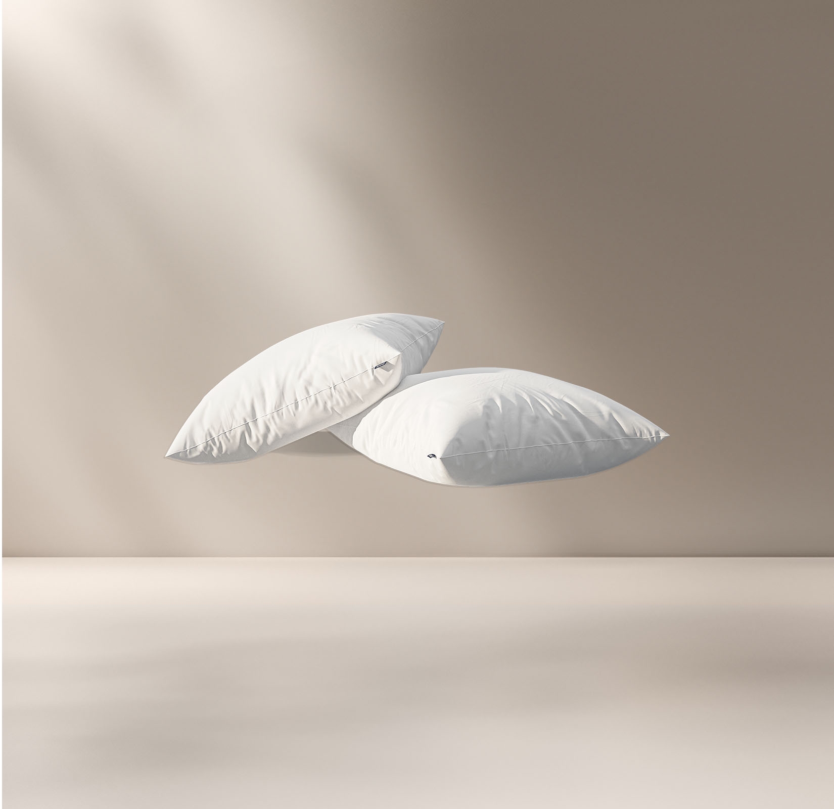 Combo Almohada Essential: Duerme como en una nube con nuestras dos almohadas Essential. Con una firmeza suave y una sensación más esponjosa que las almohadas de espuma tradicionales, estas almohadas ligeras y duraderas te brindan el soporte perfecto para un descanso reparador. 