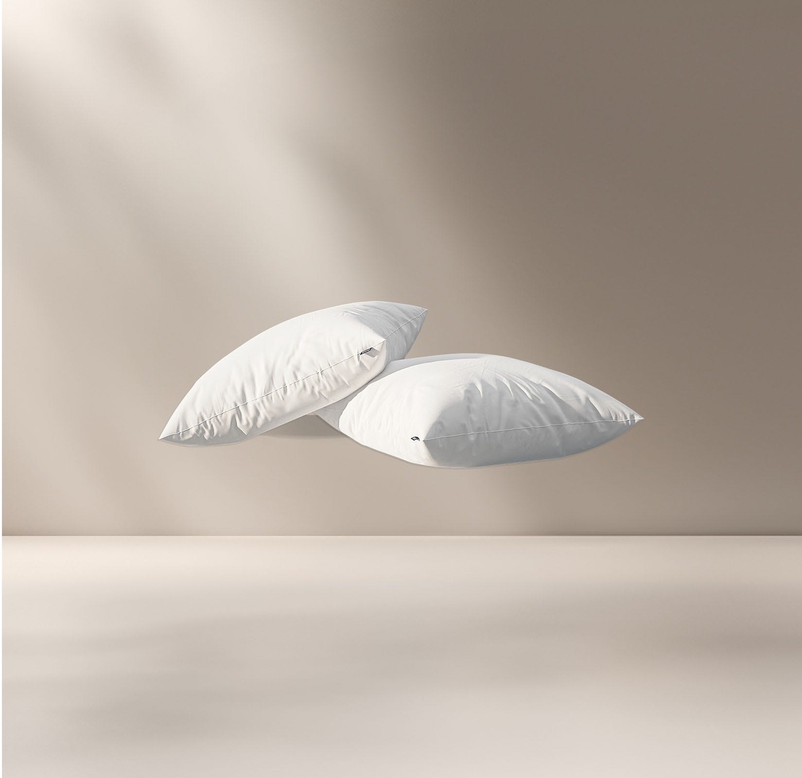 Combo Almohada Essential: Duerme como en una nube con nuestras dos almohadas Essential. Con una firmeza suave y una sensación más esponjosa que las almohadas de espuma tradicionales, estas almohadas ligeras y duraderas te brindan el soporte perfecto para un descanso reparador.