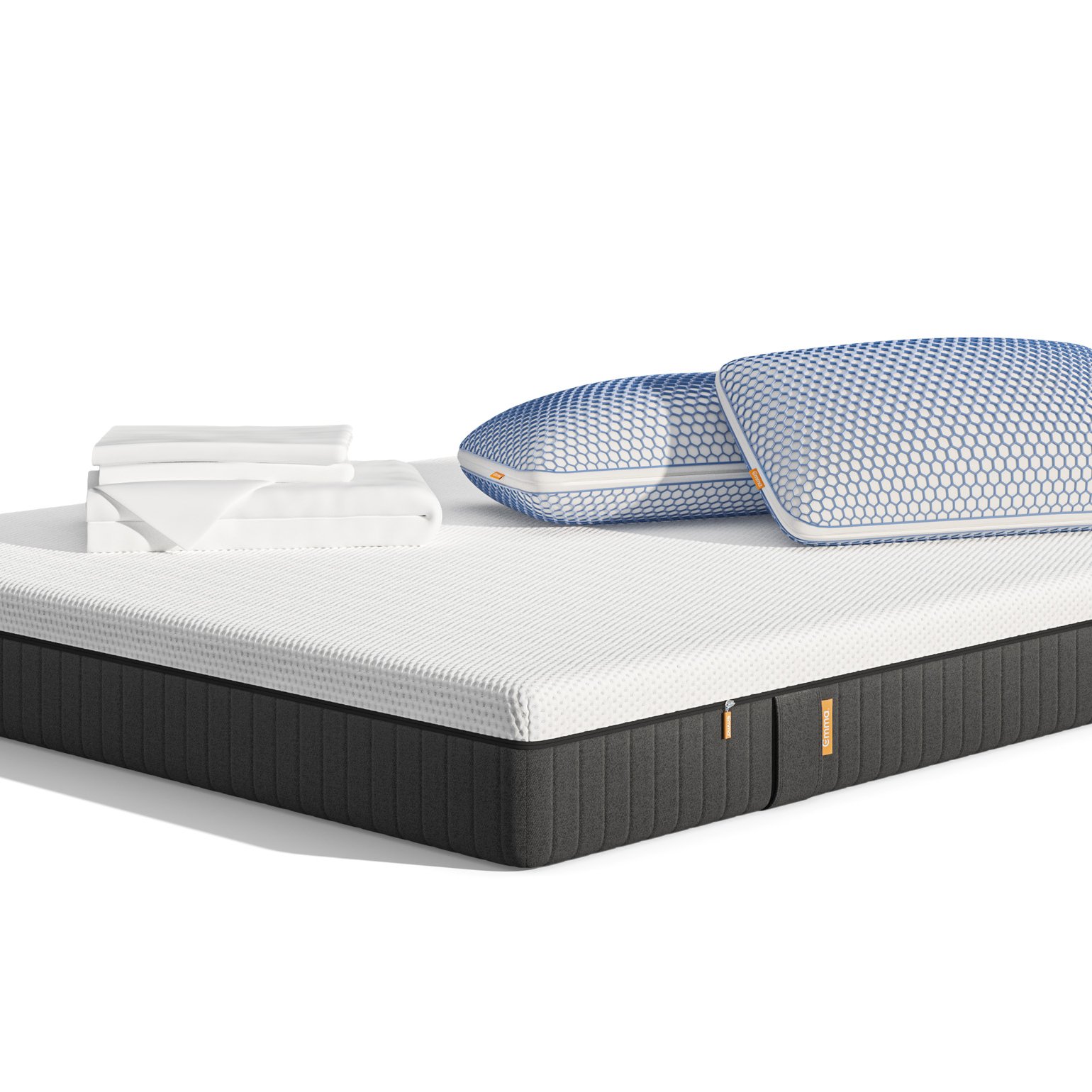 Uma imagem do Pack Cooling Pro+ Plus, que inclui um colchão Emma Original Pro+, Almofadas Emma Original Microfibra Elite, uma capa protetora, e roupa de cama