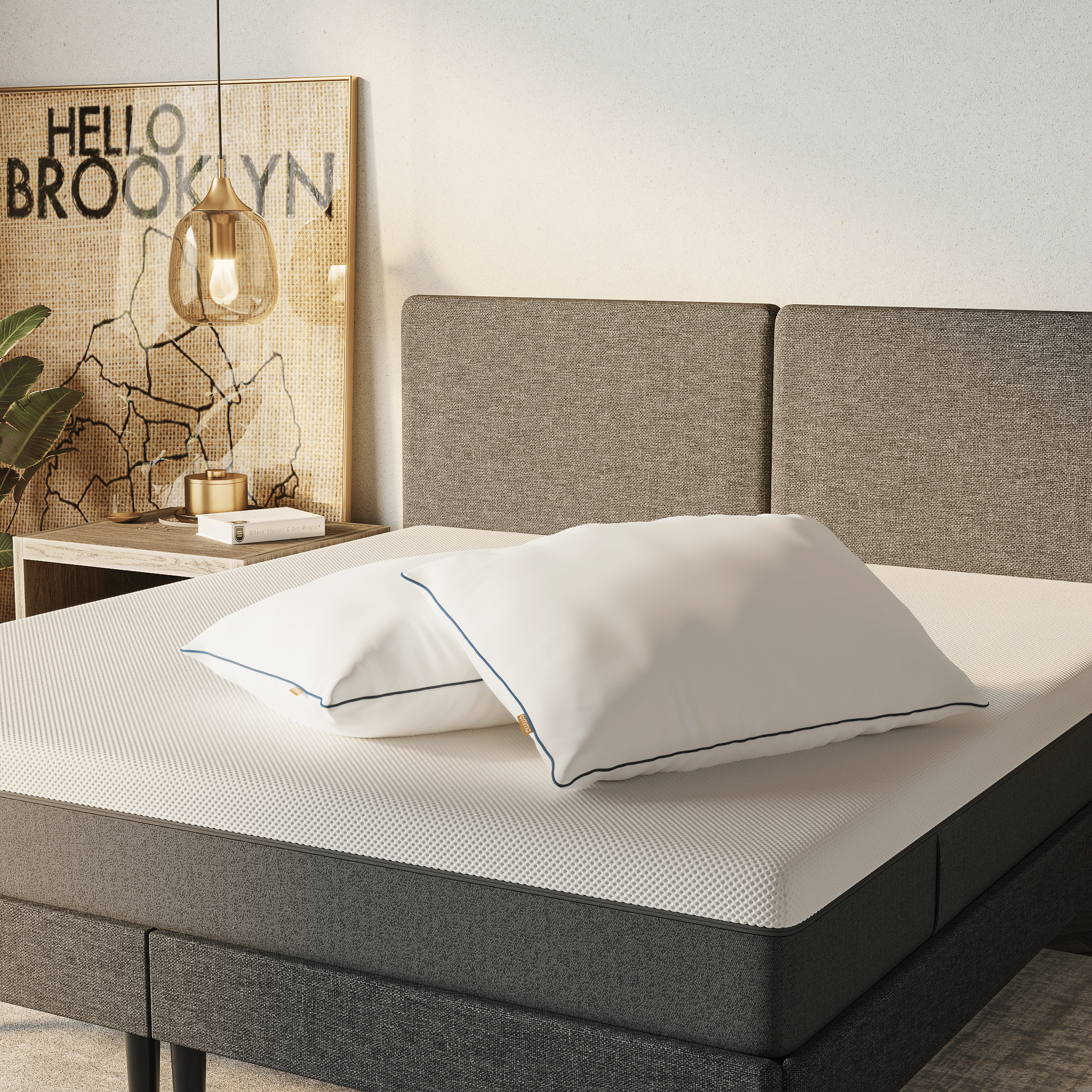 Zwei Polster, die auf einem Bett übereinander liegen.