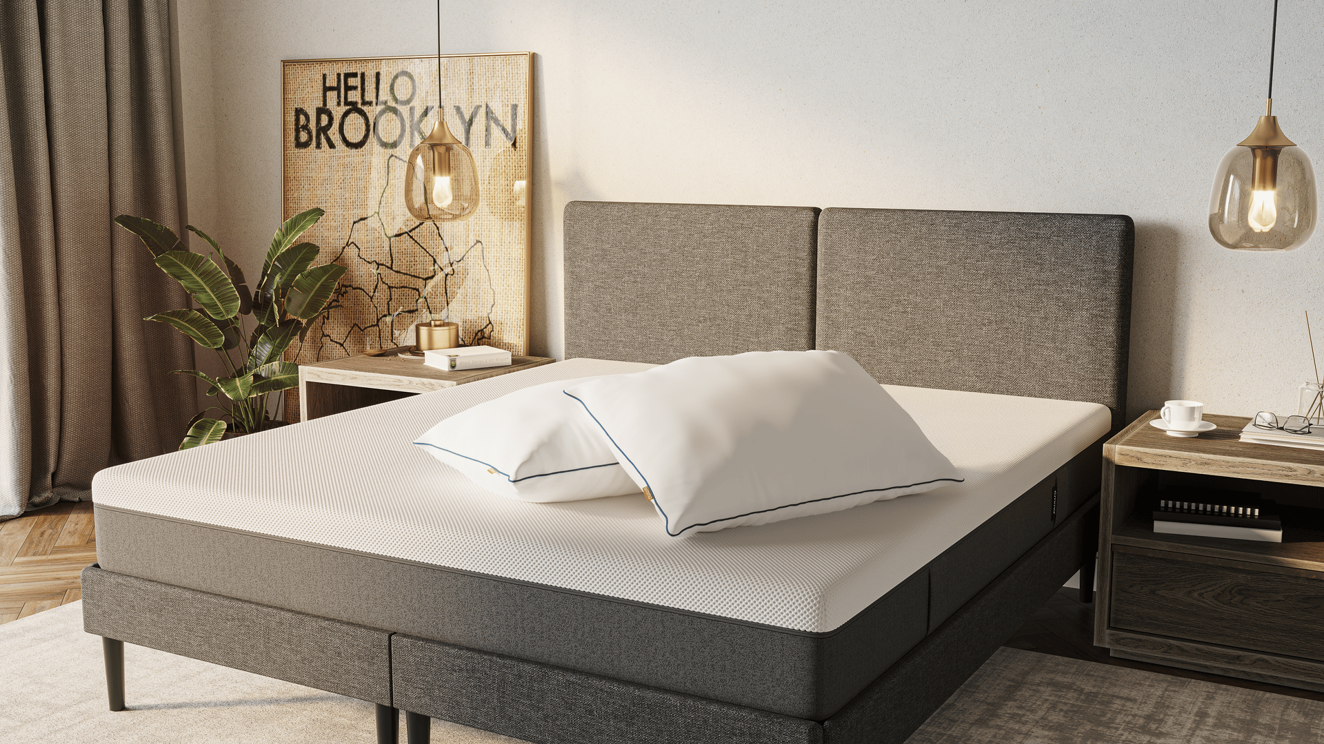 Zwei Polster, die auf einem Bett übereinander liegen.