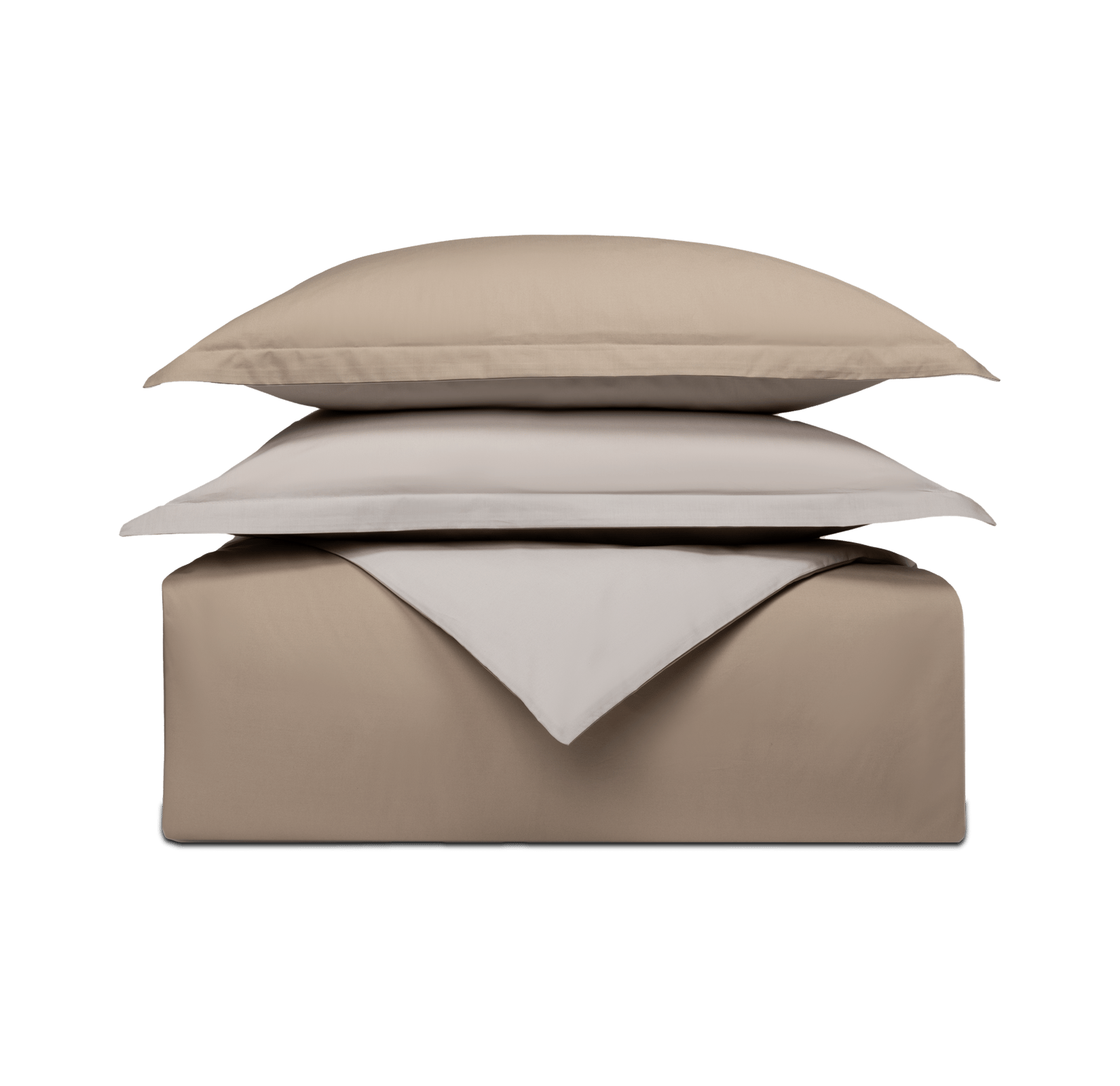 Set di biancheria da letto ordinato con cuscini, coperta piegata e coprimaterasso in toni beige.