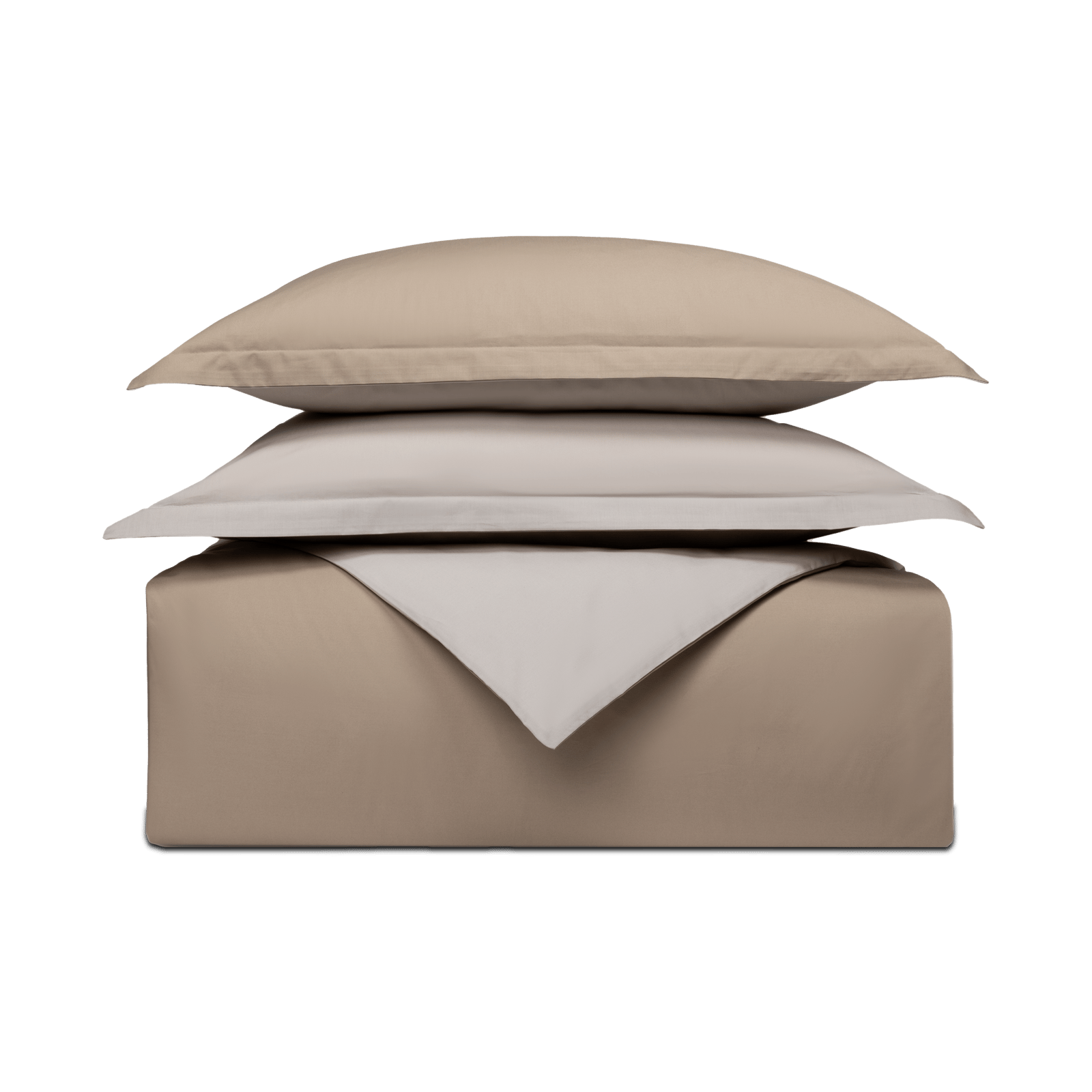 Set di biancheria da letto ordinato con cuscini, coperta piegata e coprimaterasso in toni beige.