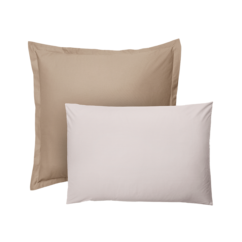 Twee Emma satijnen kussenslopen in zachte tinten, één in beige en één in lichtbeige, gestyled tegen een witte achtergrond.