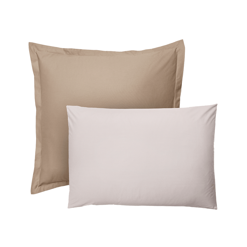 Twee Emma satijnen kussenslopen in zachte tinten, één in beige en één in lichtbeige, gestyled tegen een witte achtergrond.