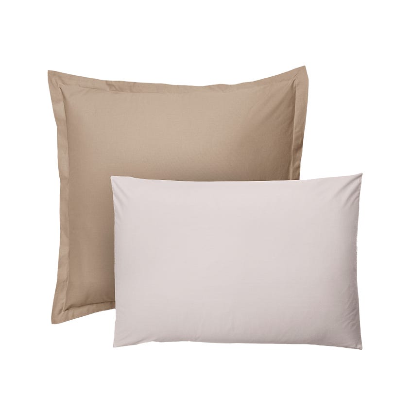 Twee Emma satijnen kussenslopen in zachte tinten, één in beige en één in lichtbeige, gestyled tegen een witte achtergrond.