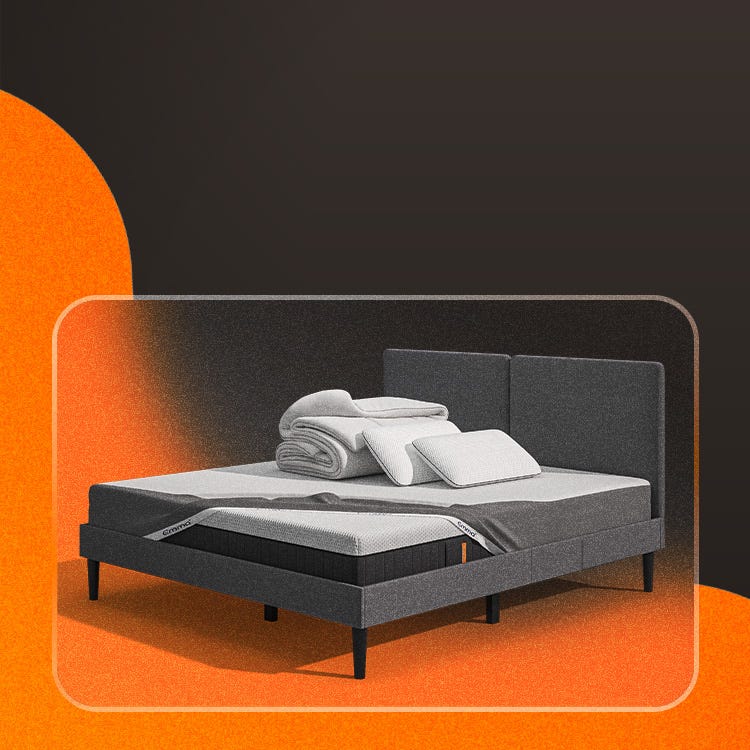 Lit moderne avec tête de lit grise et pieds noirs, recouvert de draps blancs. Deux oreillers blancs et une pile de linge plié sont posés sur le matelas. Arrière-plan beige avec une forme orange abstraite.