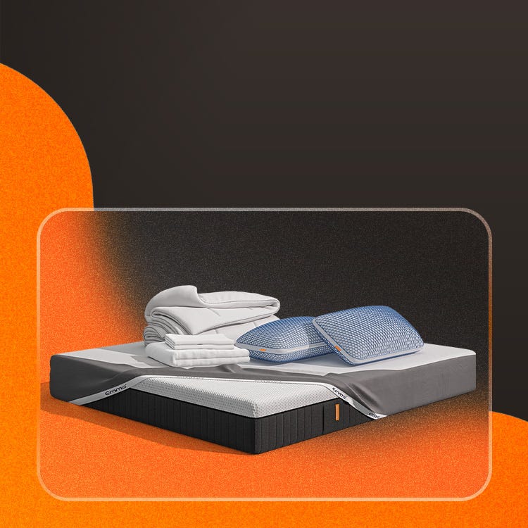 Lit moderne avec tête de lit grise et pieds noirs, recouvert de draps blancs. Deux oreillers blancs et une pile de linge plié sont posés sur le matelas. Arrière-plan beige avec une forme orange abstraite.