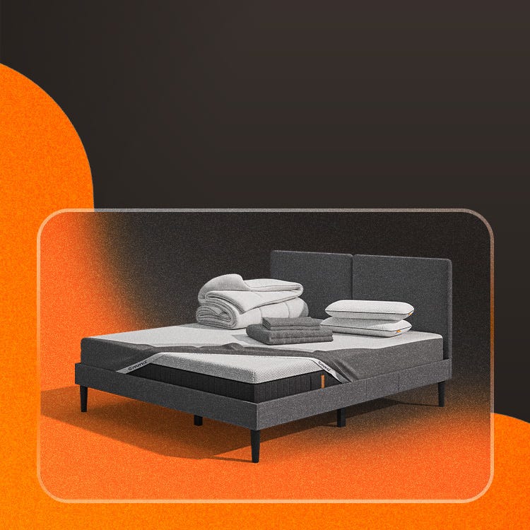 Lit moderne avec tête de lit grise et pieds noirs, recouvert de draps blancs. Deux oreillers blancs et une pile de linge plié sont posés sur le matelas. Arrière-plan beige avec une forme orange abstraite.