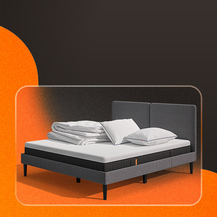 Lit moderne avec tête de lit grise et pieds noirs, recouvert de draps blancs. Deux oreillers blancs et une pile de linge plié sont posés sur le matelas. Arrière-plan beige avec une forme orange abstraite.
