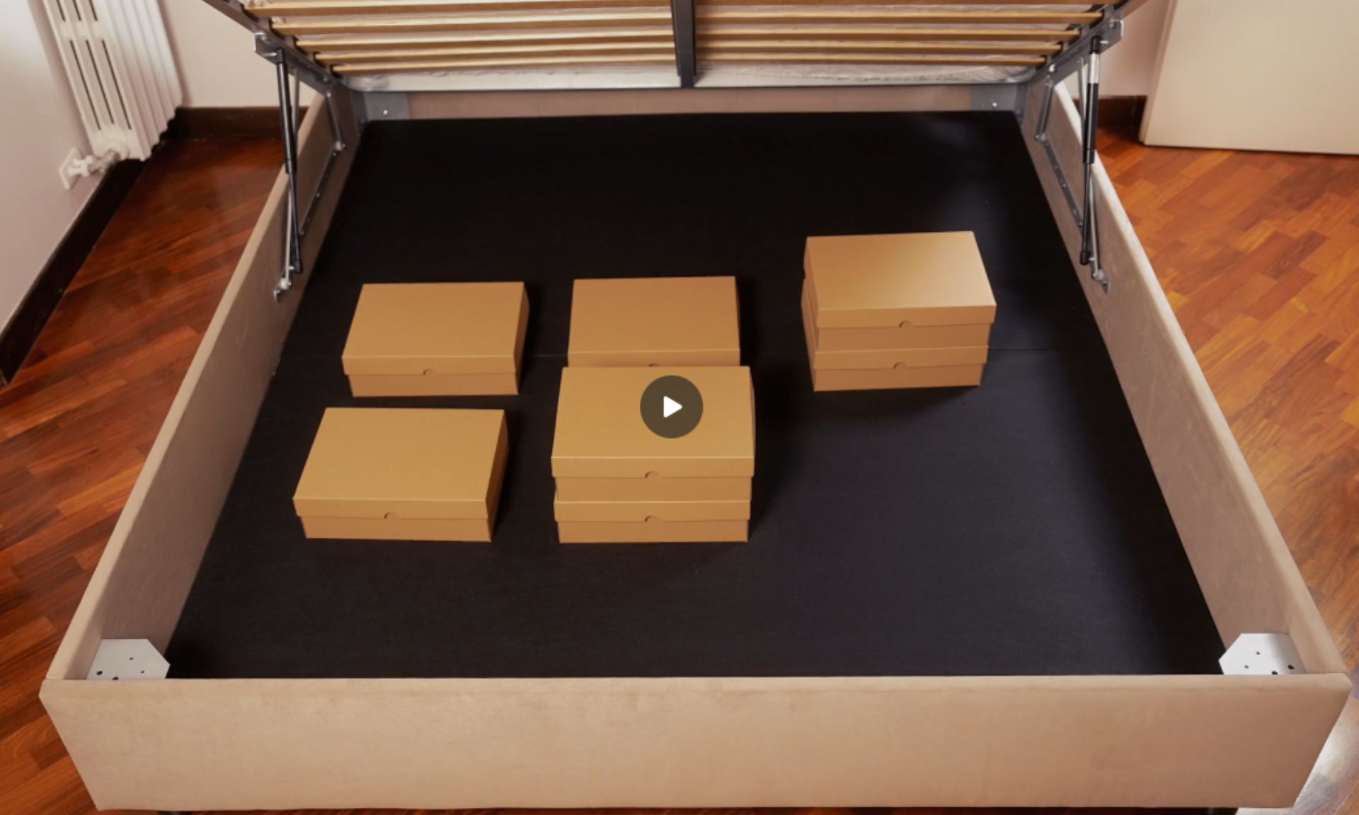Letto contenitore con dentro scatole
