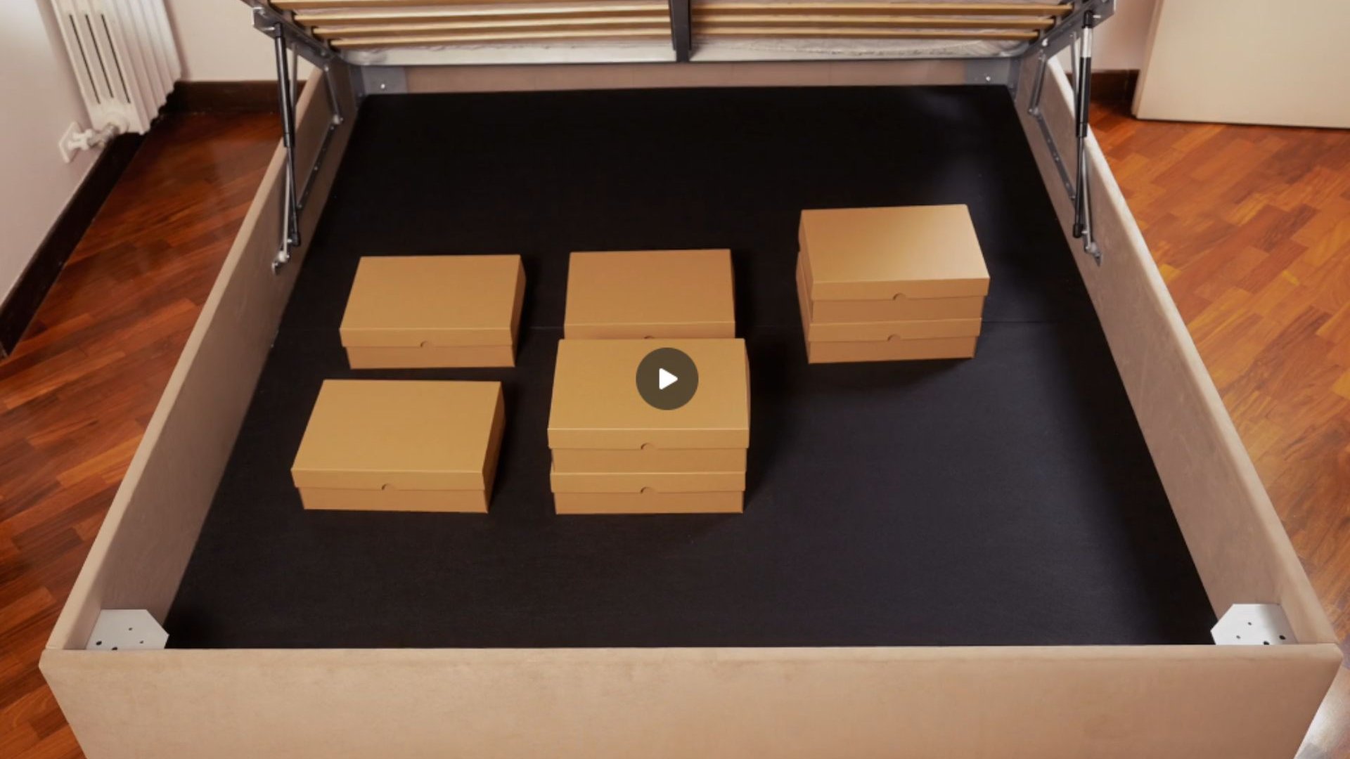 Letto contenitore con dentro scatole