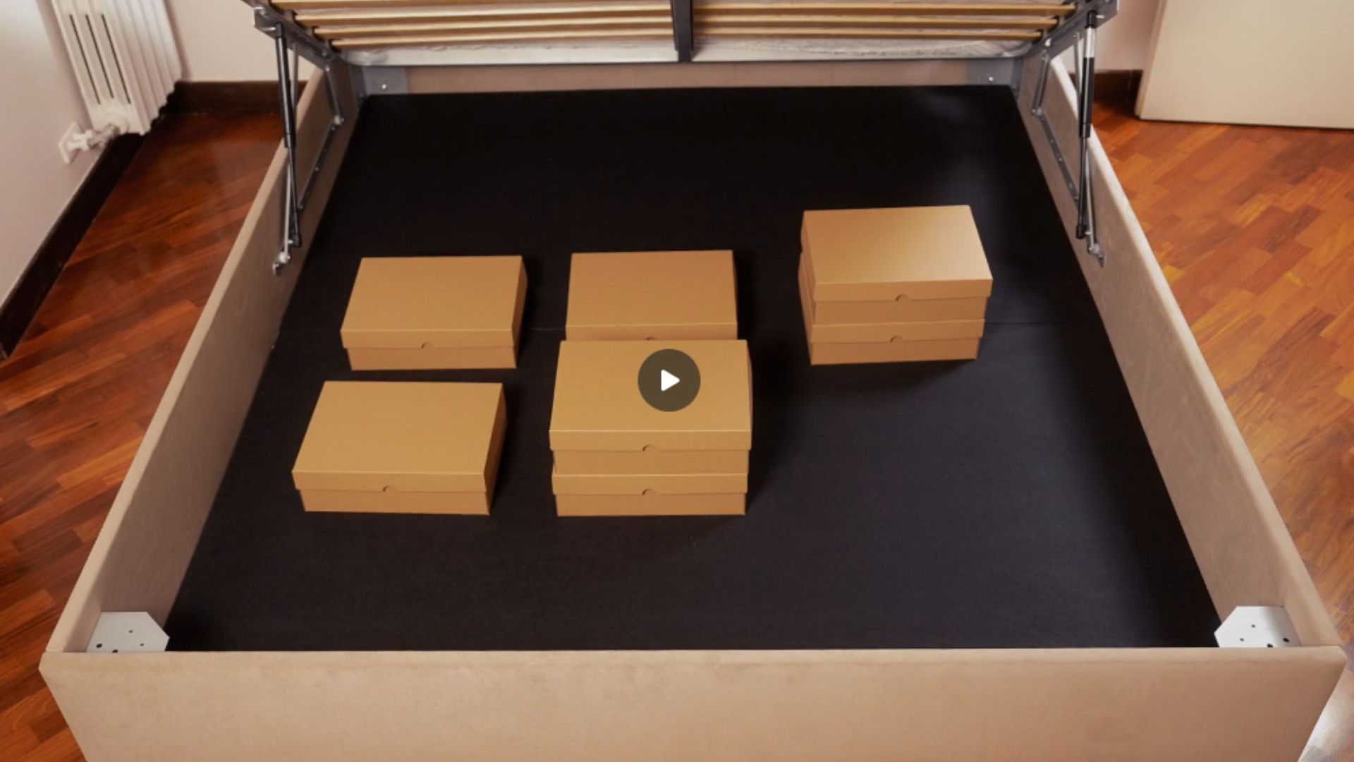 Letto contenitore con dentro scatole