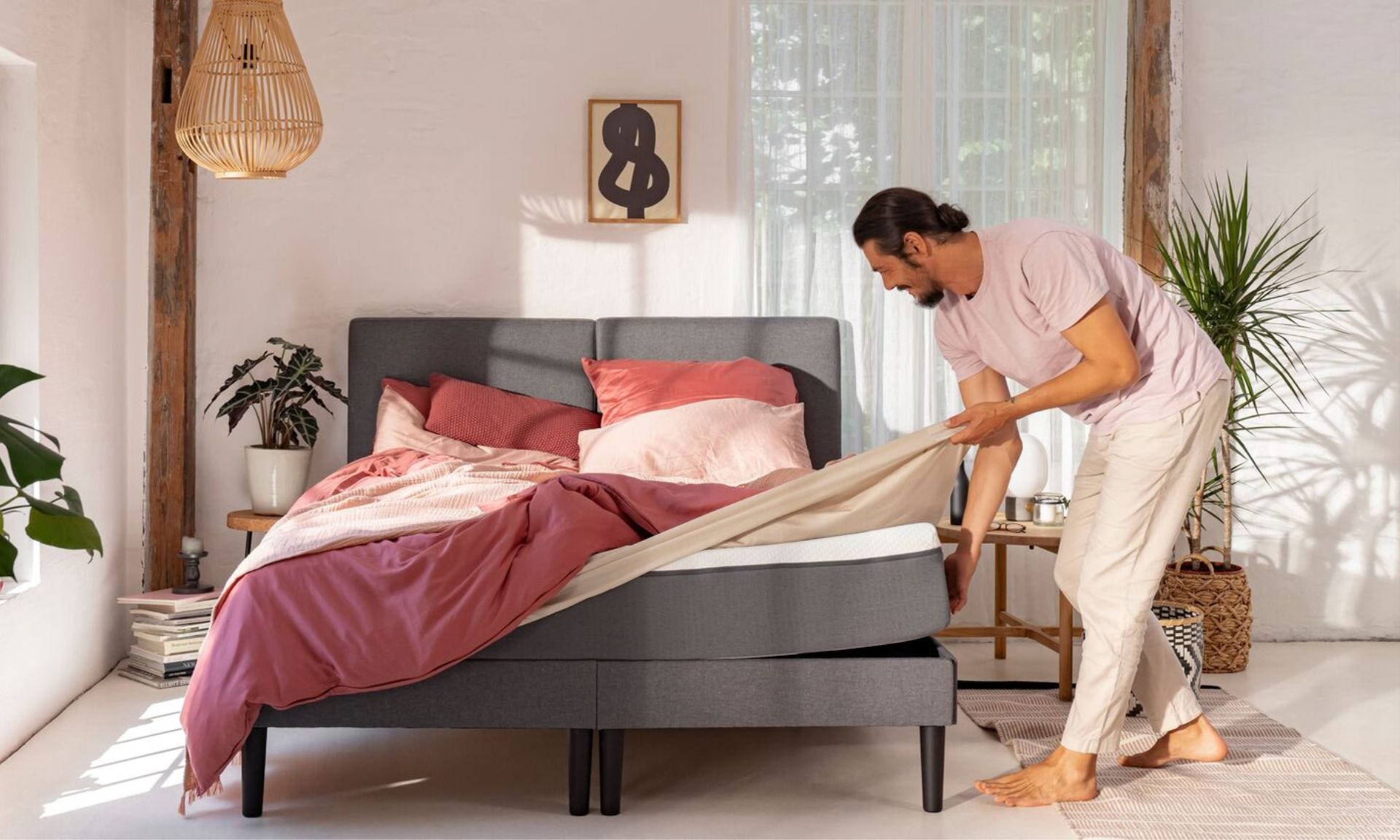 Hombre haciendo la cama con colchón espuma viscoelástica y muelles ensacados Emma.jpg