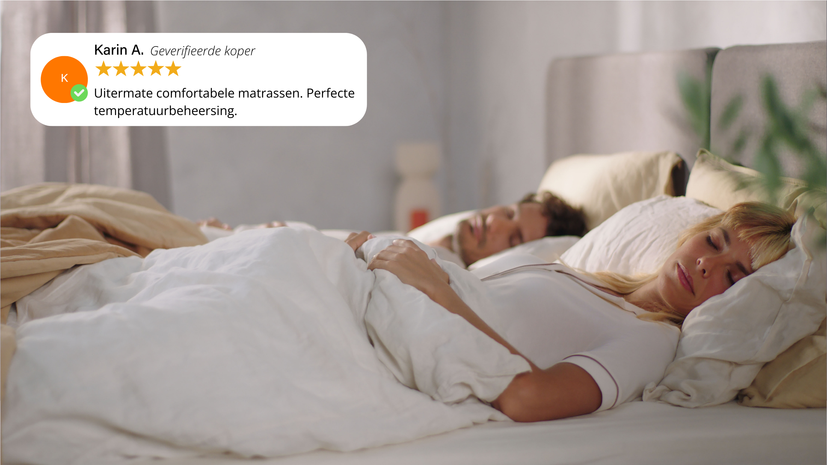 Persoon ligt ontspannen in bed met wit beddengoed; overlay toont een klantbeoordeling met vijf sterren waarin het Emma Premium matras wordt geprezen voor comfort en temperatuurbeheersing.