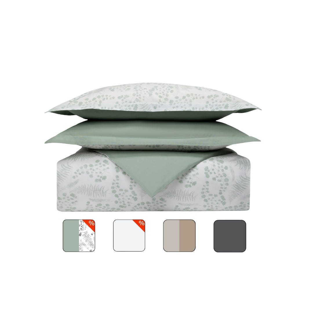 Uma imagem de um conjunto de roupa de cama Emma, mostrando fronhas de almofada e uma capa de edredon, em percale, em verde eucalipto, com um fundo branco