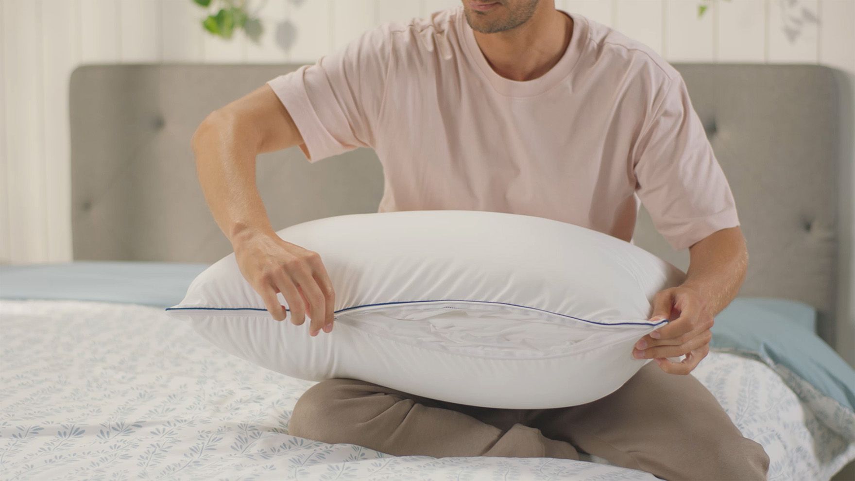 Person öffnet Classic Flauschkissen Kissenbezug mit Reißverschluss