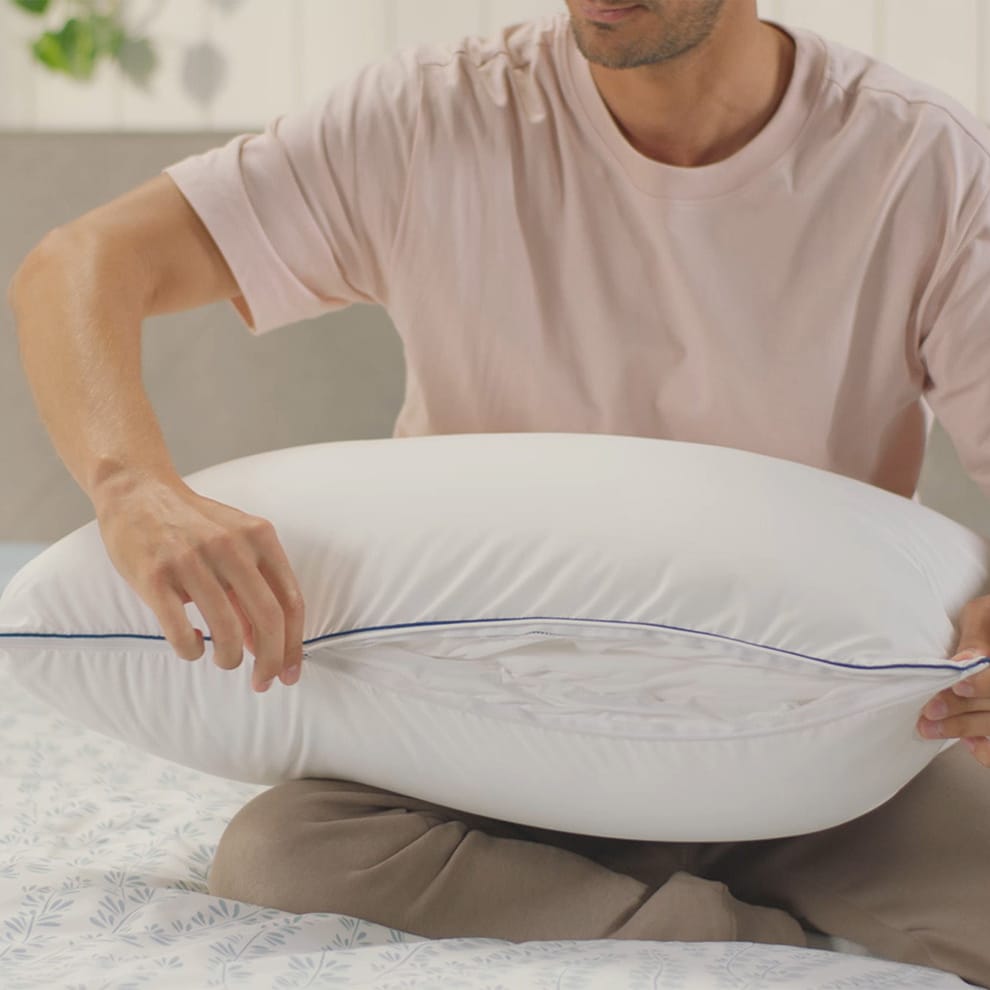 Person öffnet Classic Flauschkissen Kissenbezug mit Reißverschluss