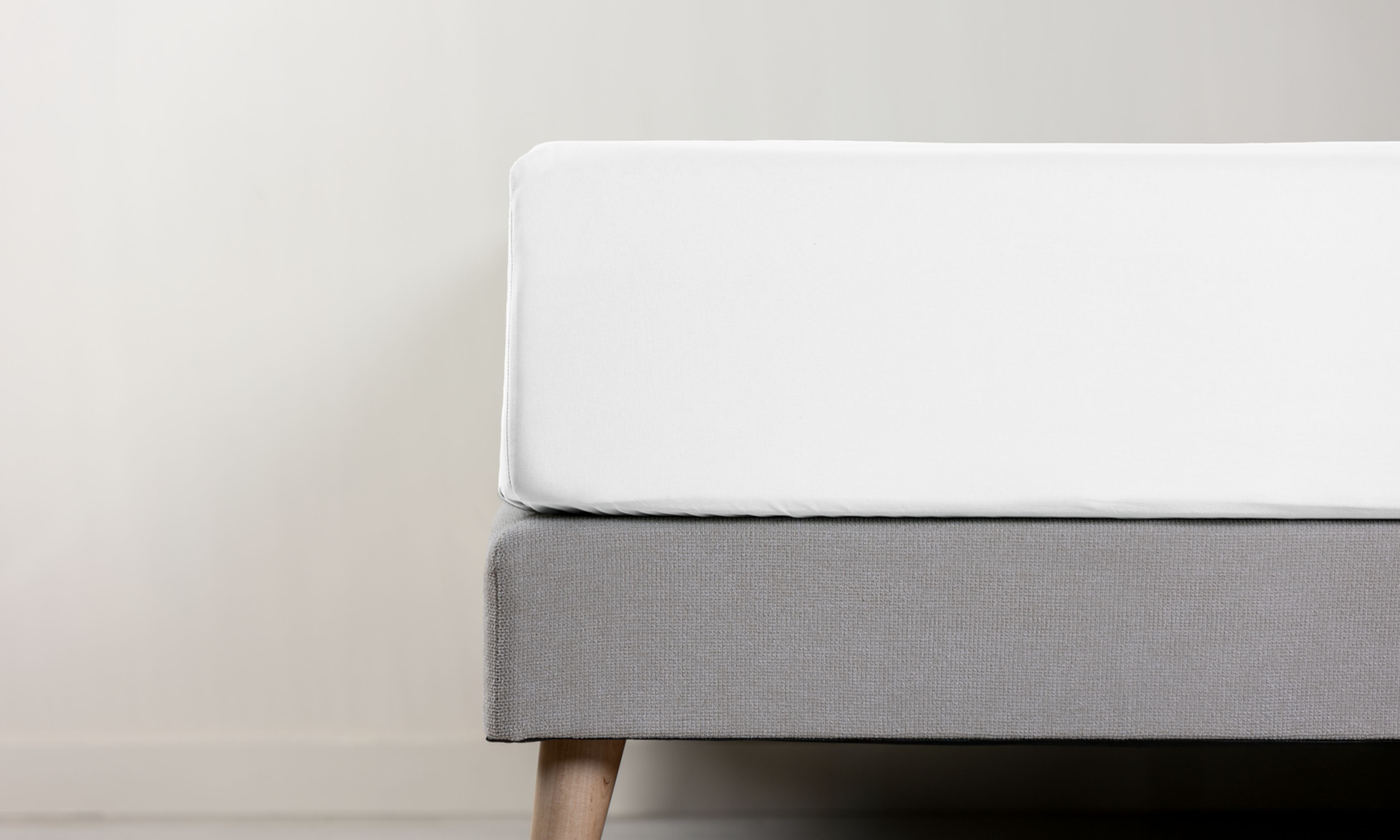 Dettaglio di lenzuolo con angoli bianco