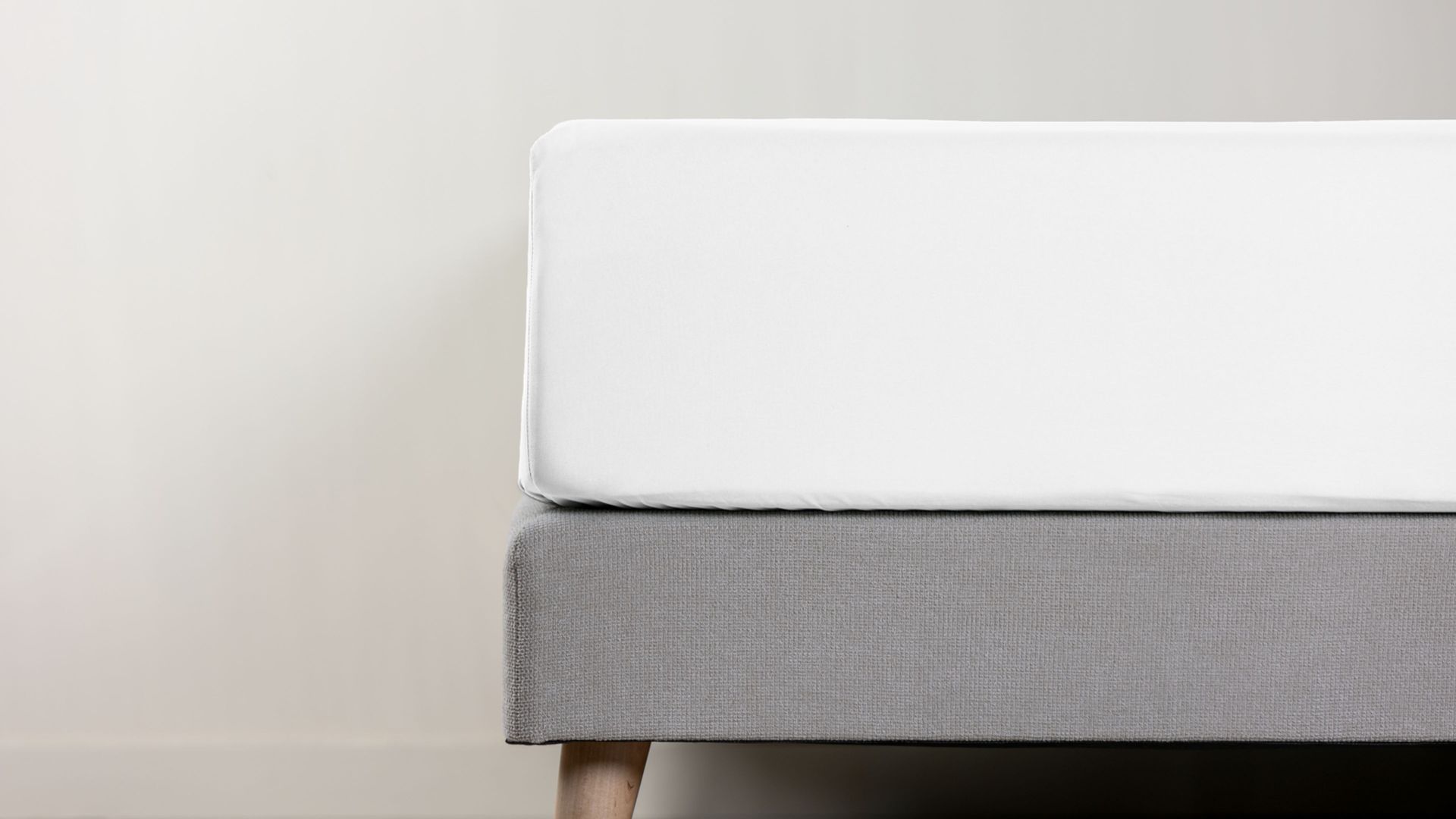 Dettaglio di lenzuolo con angoli bianco