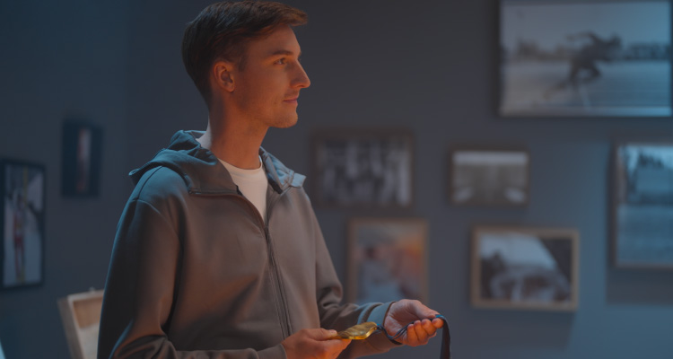 Gregor Schlierenzauer sitzt auf der Emma Elite Matratze