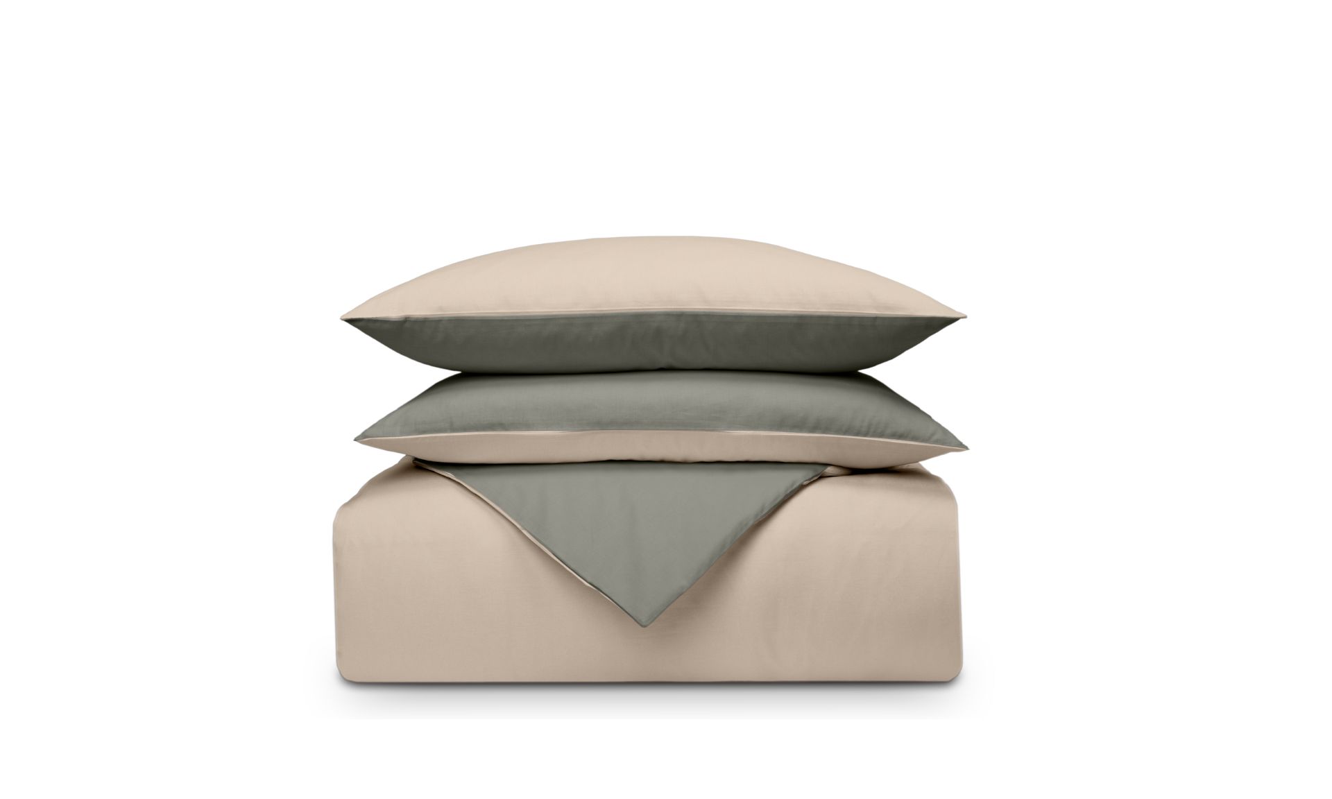 Set di biancheria piegato beige e verde oliva su sfondo bianco, cuscino sopra il piumone.