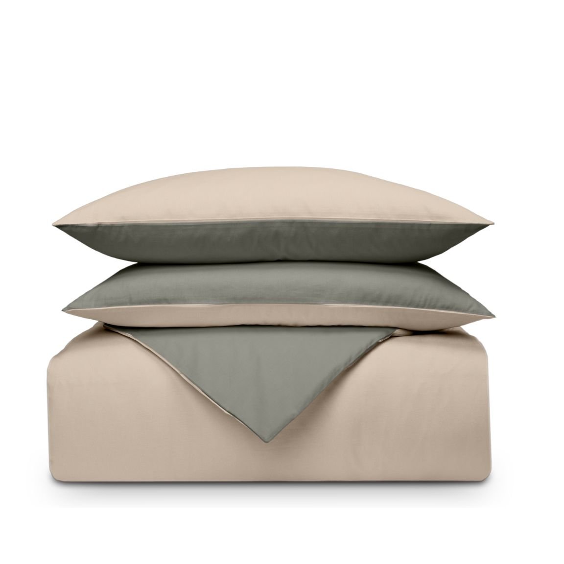 Set di biancheria piegato beige e verde oliva su sfondo bianco, cuscino sopra il piumone.