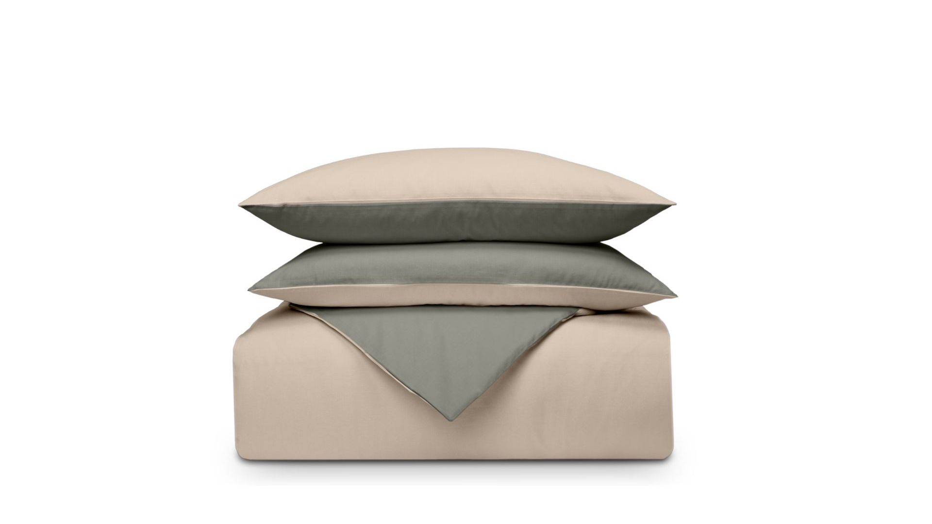 Set di biancheria piegato beige e verde oliva su sfondo bianco, cuscino sopra il piumone.