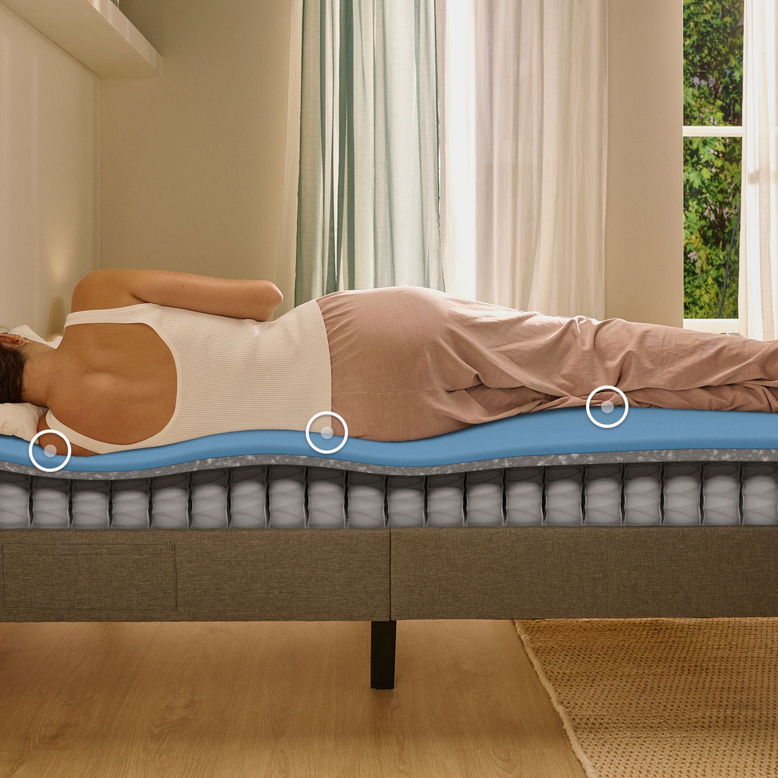 Une femme endormie sur le côté sur un matelas Emma Original Lite, avec une vue en coupe montrant la structure en mousse et à ressorts sous elle.