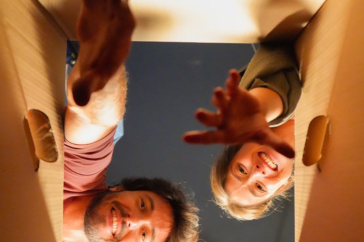 Persone che aprono una scatola Emma