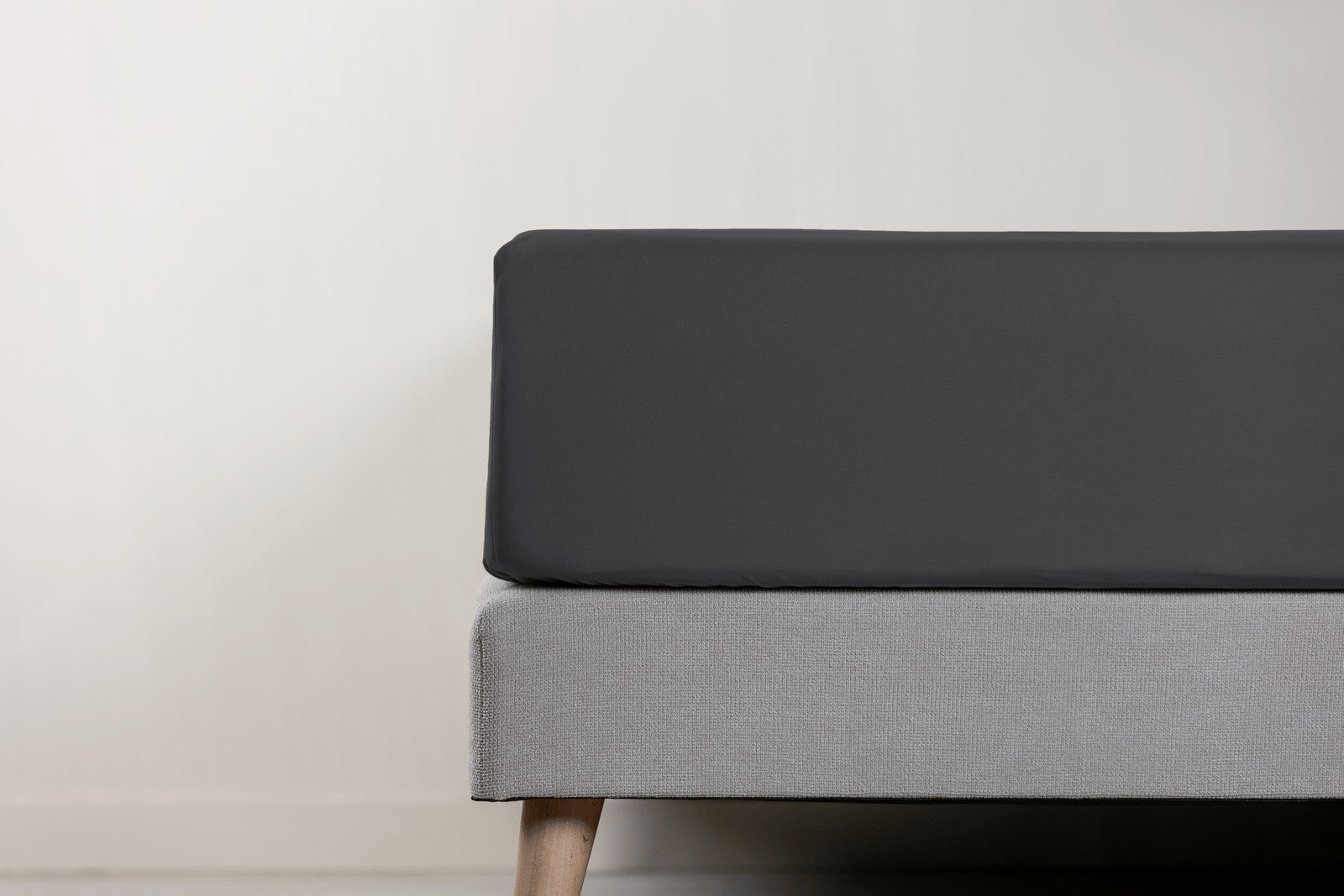 Emma Premium Spannbettlaken in dunkelgrau.