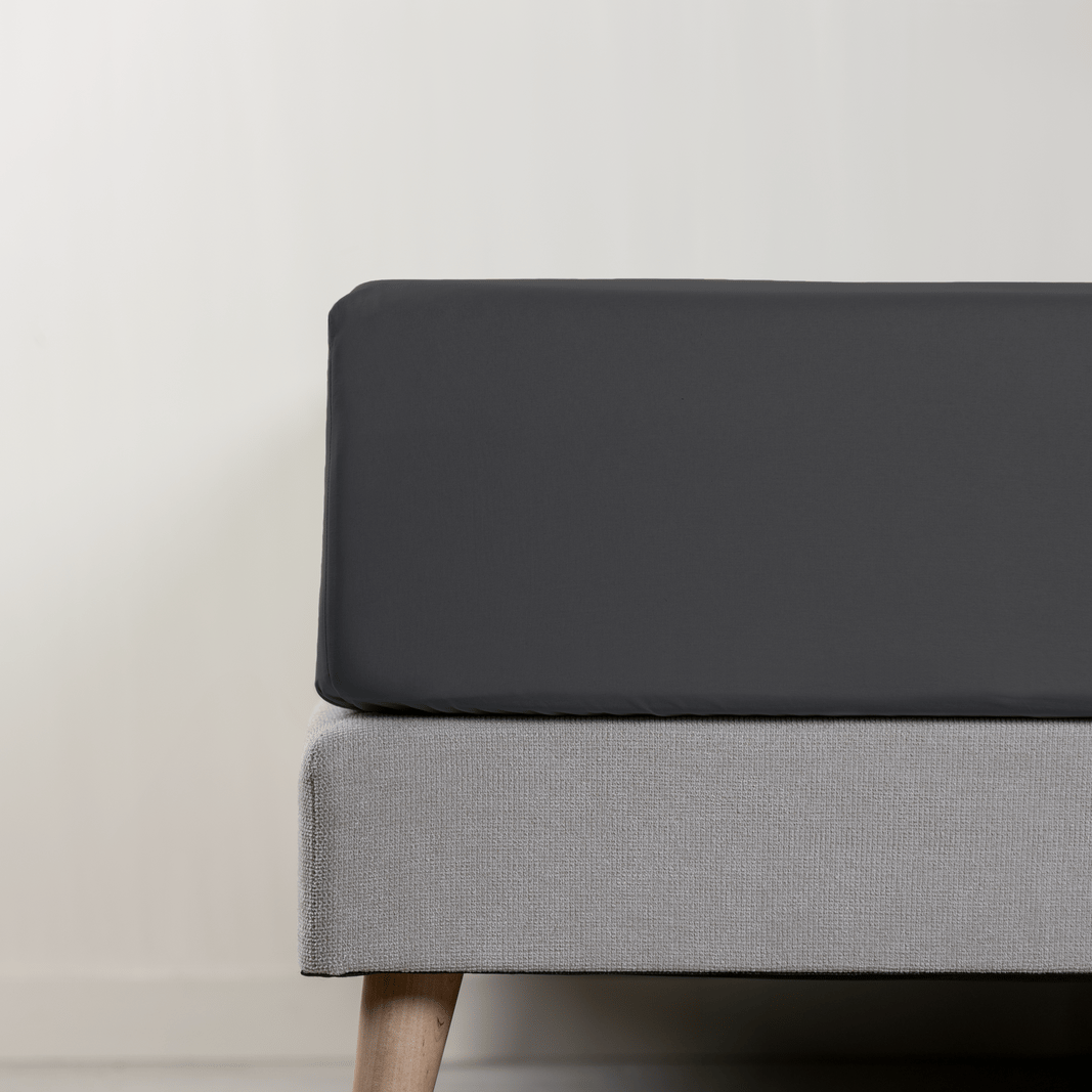 Emma Premium Spannbettlaken in dunkelgrau.