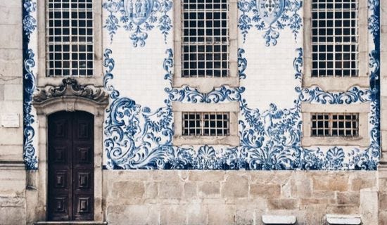 Fachada con azulejos blancos y azules típicos portugueses