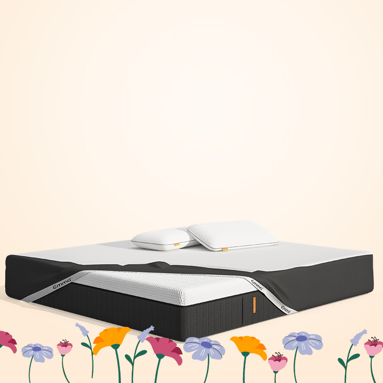 Persone che aprono una scatola Emma