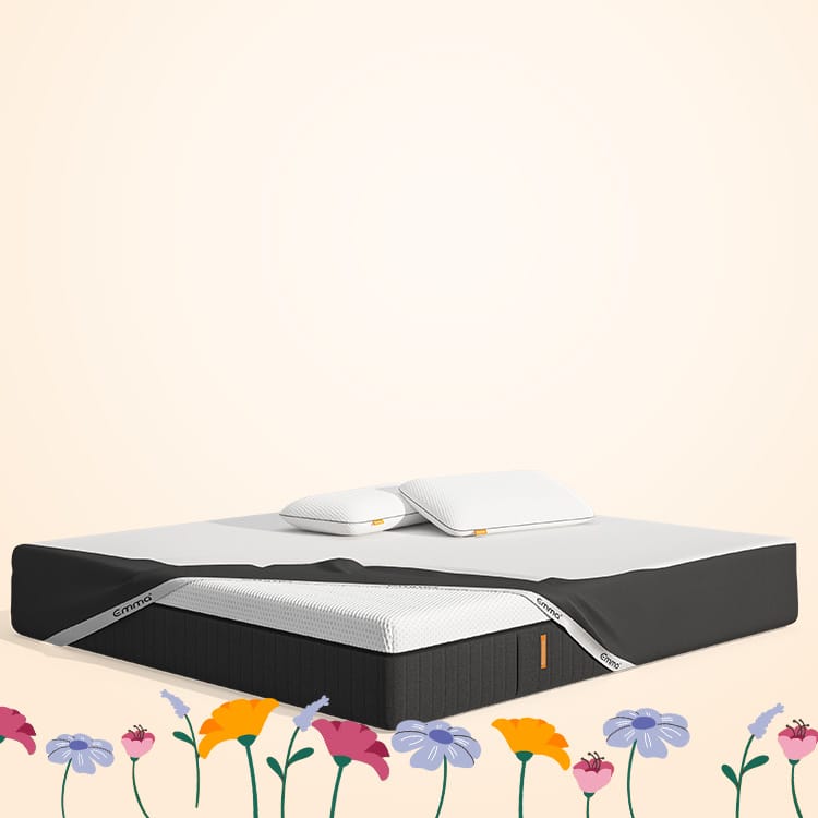 Persone che aprono una scatola Emma