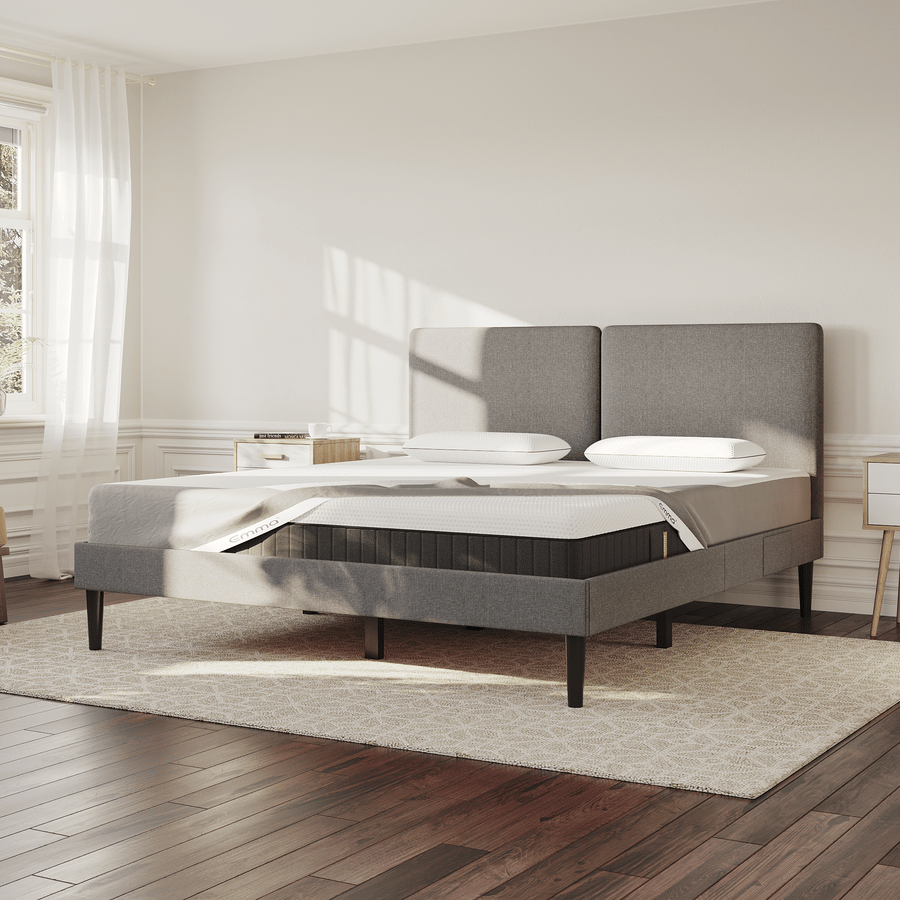 Emma Schlafset mit Boxspringbett, Matratzenschöner und Kissen in modernem Schlafzimmer.