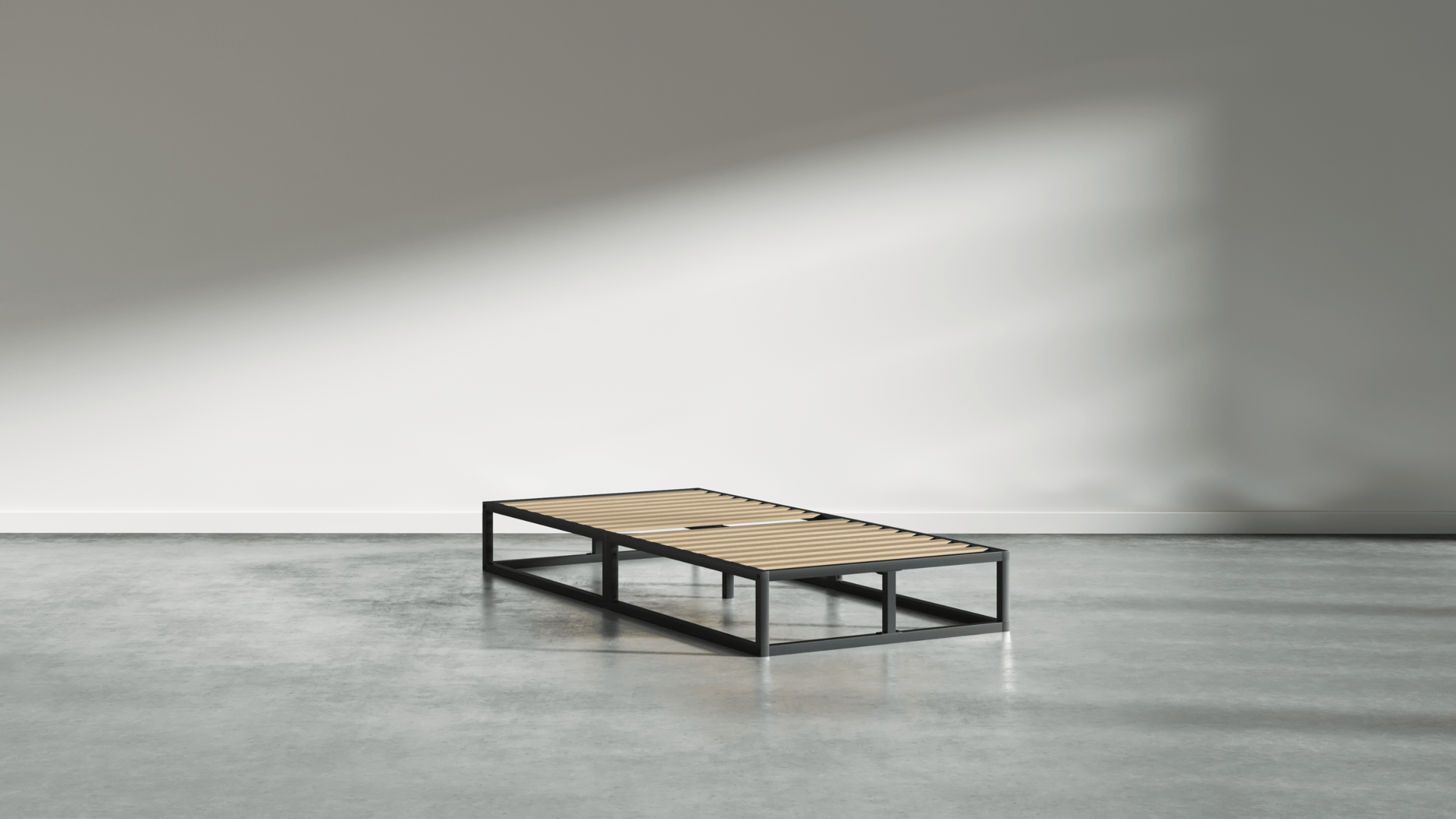 Eenpersoonsbed met een metalen frame en houten latten in een lege, licht verlichte ruimte.