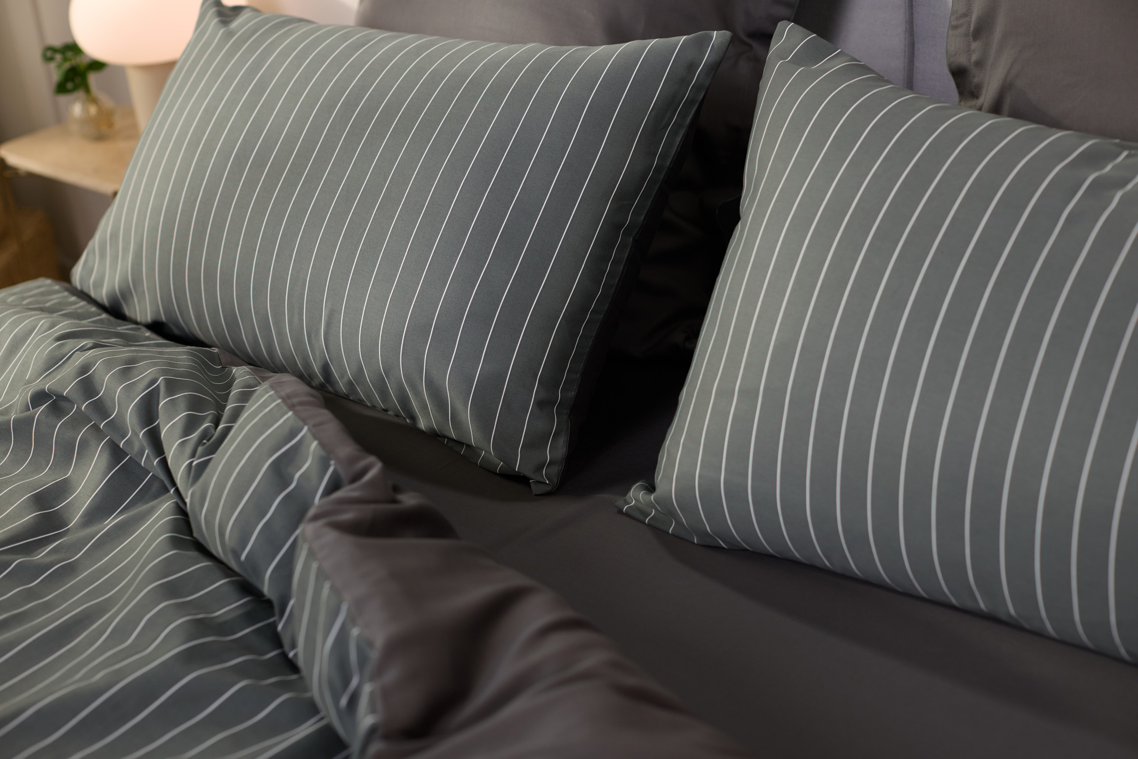 Oreillers sur un lit.