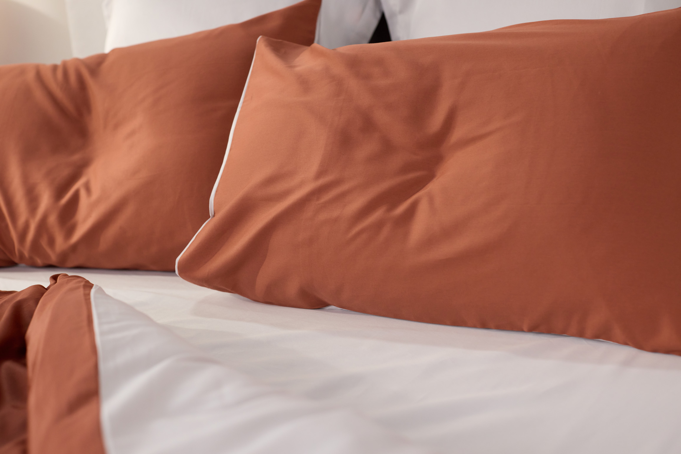 Kissenbezug in Terrakotta und Hellgrau