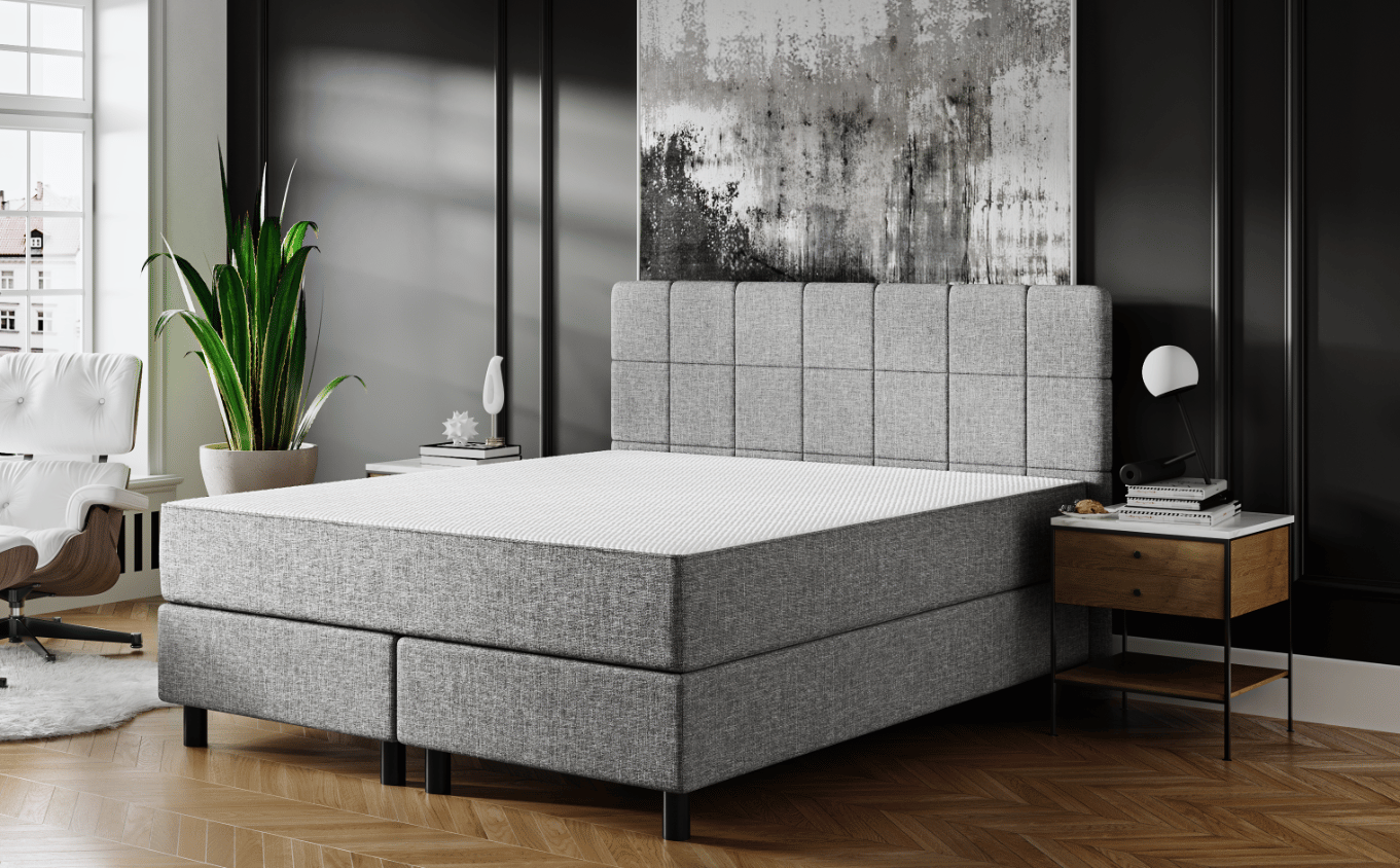 versierde slaapkamer met nadruk op het bed met matras