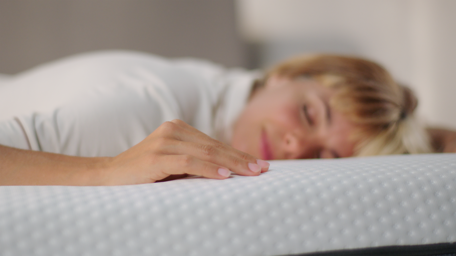 Descubre el confort inigualable de los colchones Emma. Observa cómo esta chica disfruta de un descanso reparador en su colchón Emma, diseñado para ofrecer el máximo soporte y comodidad. Mejora tu sueño con Emma y despierta renovado cada día