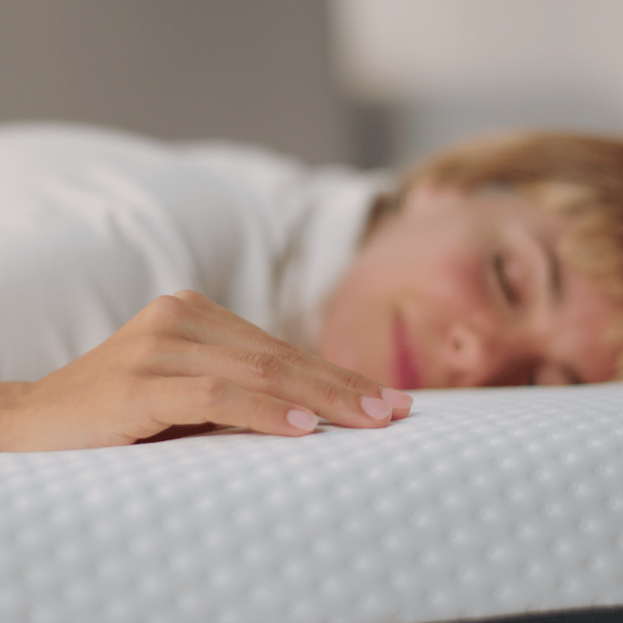 Descubre el confort inigualable de los colchones Emma. Observa cómo esta chica disfruta de un descanso reparador en su colchón Emma, diseñado para ofrecer el máximo soporte y comodidad. Mejora tu sueño con Emma y despierta renovado cada día