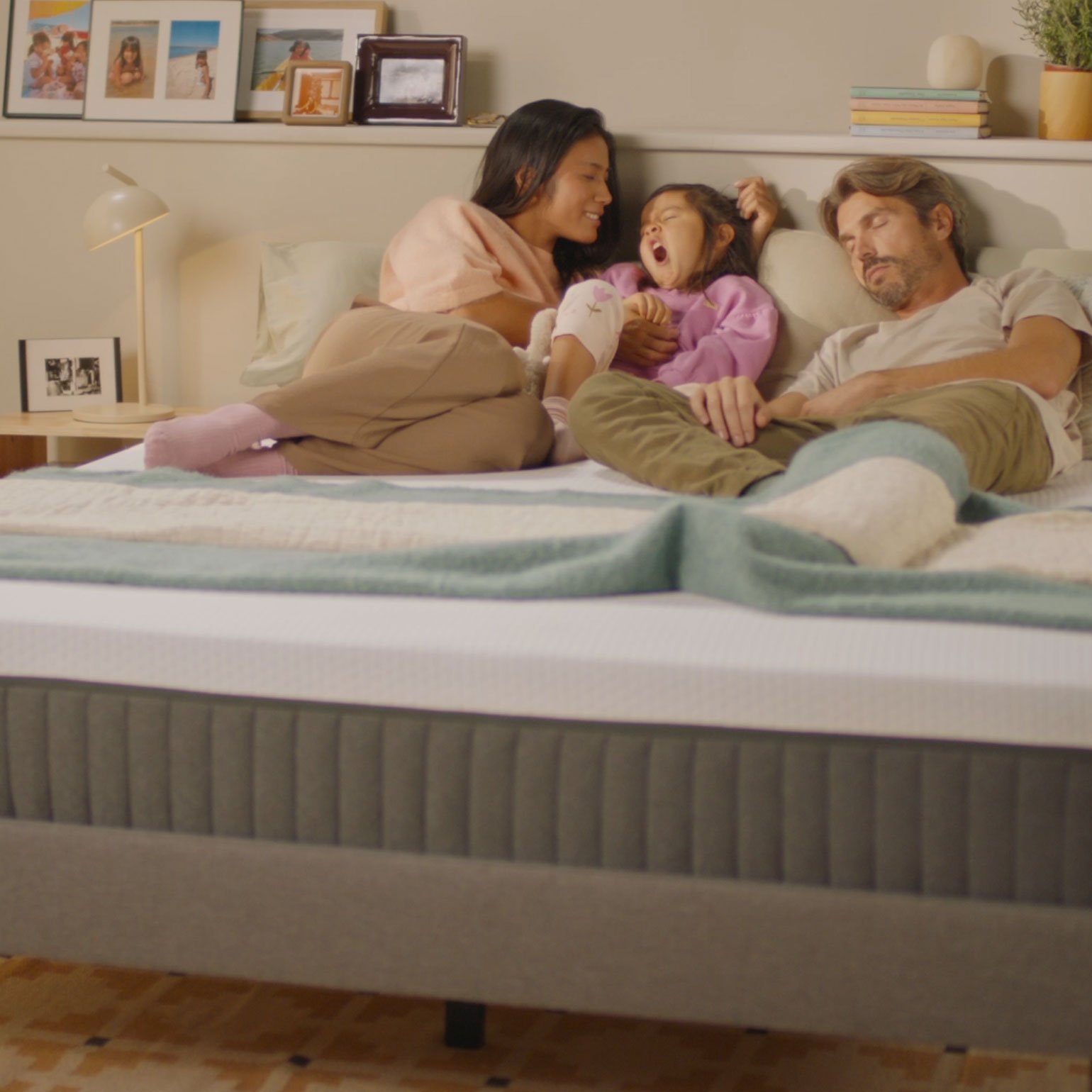Descubre el confort inigualable de los colchones Emma. Observa cómo esta chica disfruta de un descanso reparador en su colchón Emma, diseñado para ofrecer el máximo soporte y comodidad. Mejora tu sueño con Emma y despierta renovado cada día