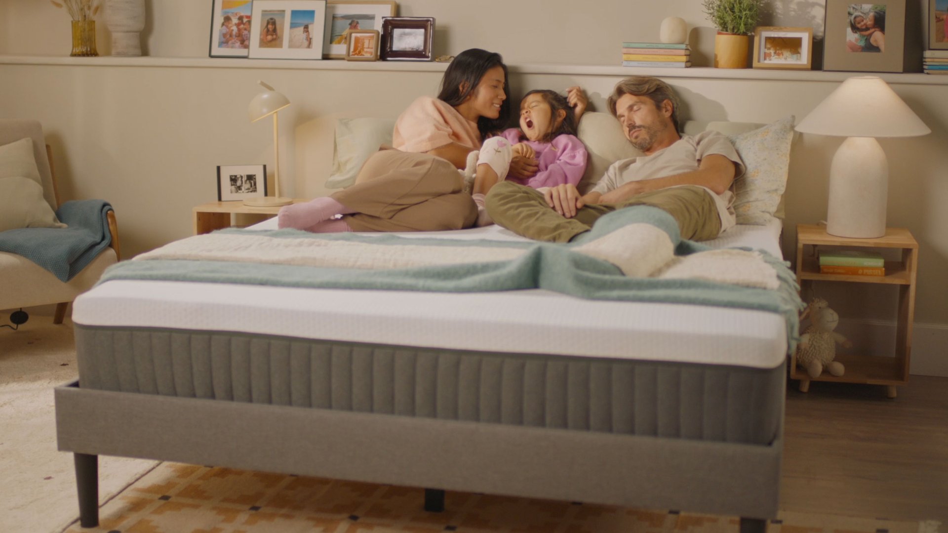 Descubre el confort inigualable de los colchones Emma. Observa cómo esta chica disfruta de un descanso reparador en su colchón Emma, diseñado para ofrecer el máximo soporte y comodidad. Mejora tu sueño con Emma y despierta renovado cada día