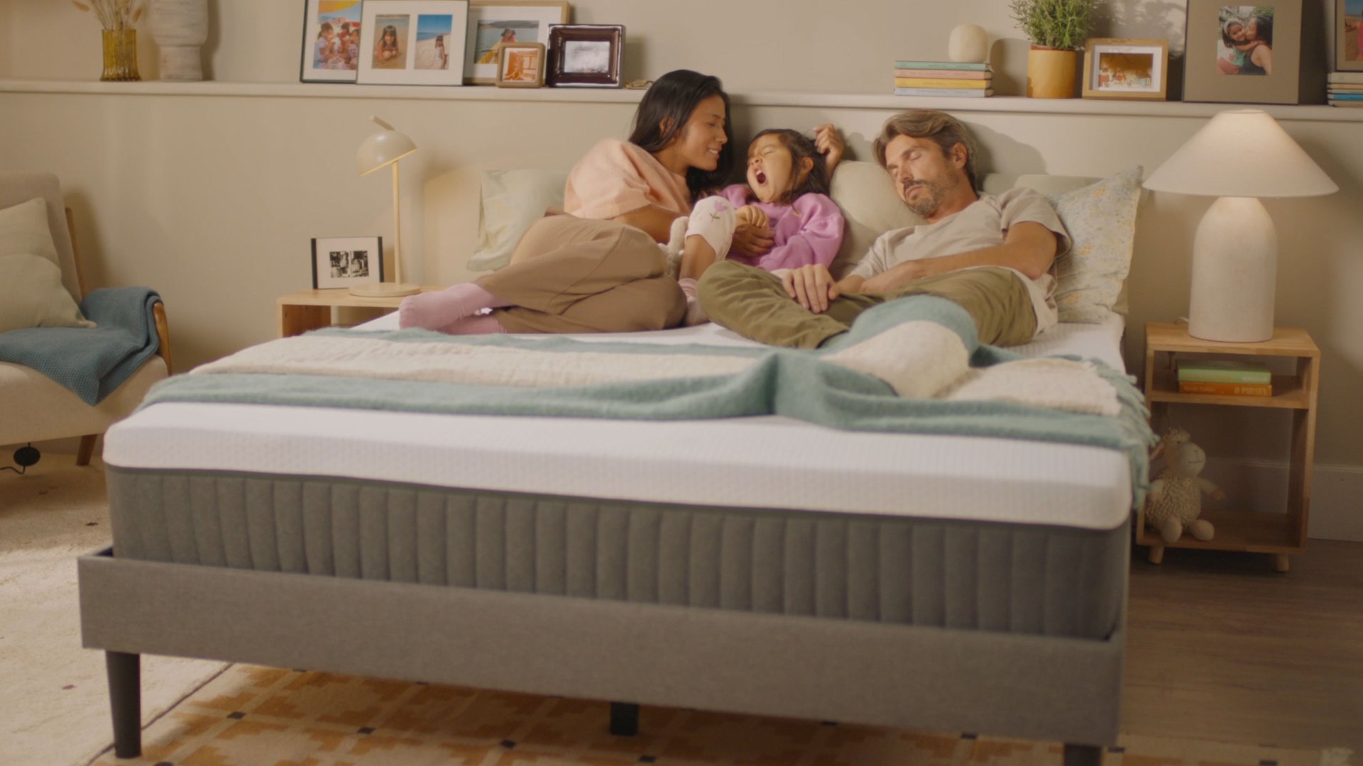 Descubre el confort inigualable de los colchones Emma. Observa cómo esta chica disfruta de un descanso reparador en su colchón Emma, diseñado para ofrecer el máximo soporte y comodidad. Mejora tu sueño con Emma y despierta renovado cada día