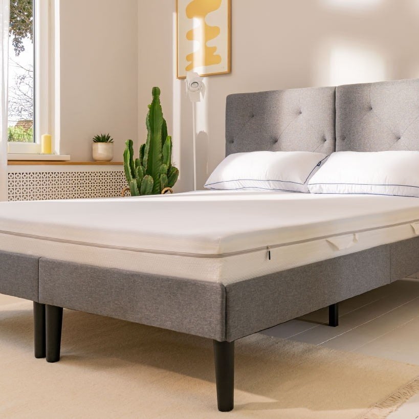 graues Bett mit Emma One Federkern Matratze und Flauschkissen