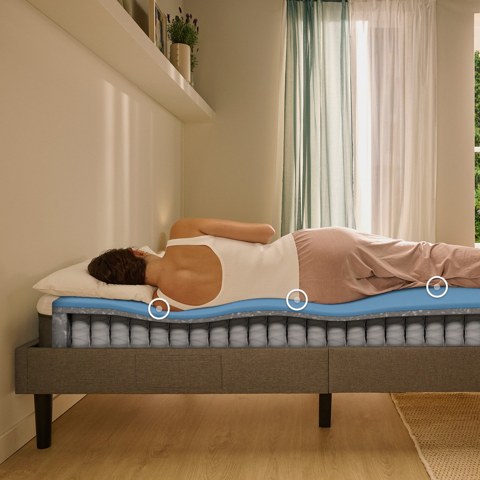 Une femme endormie sur le côté sur un matelas Emma Original Lite, avec une vue en coupe montrant la structure en mousse et à ressorts sous elle.