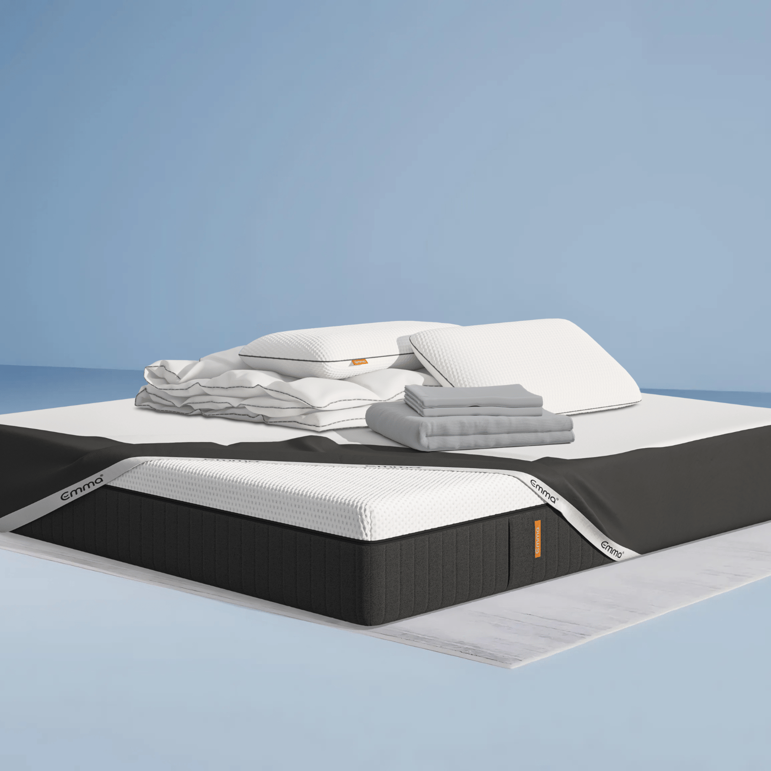 Matelas avec protège-matelas, deux oreillers, un drap plié, une couette et une housse de couette. Fond beige avec une forme orange abstraite.