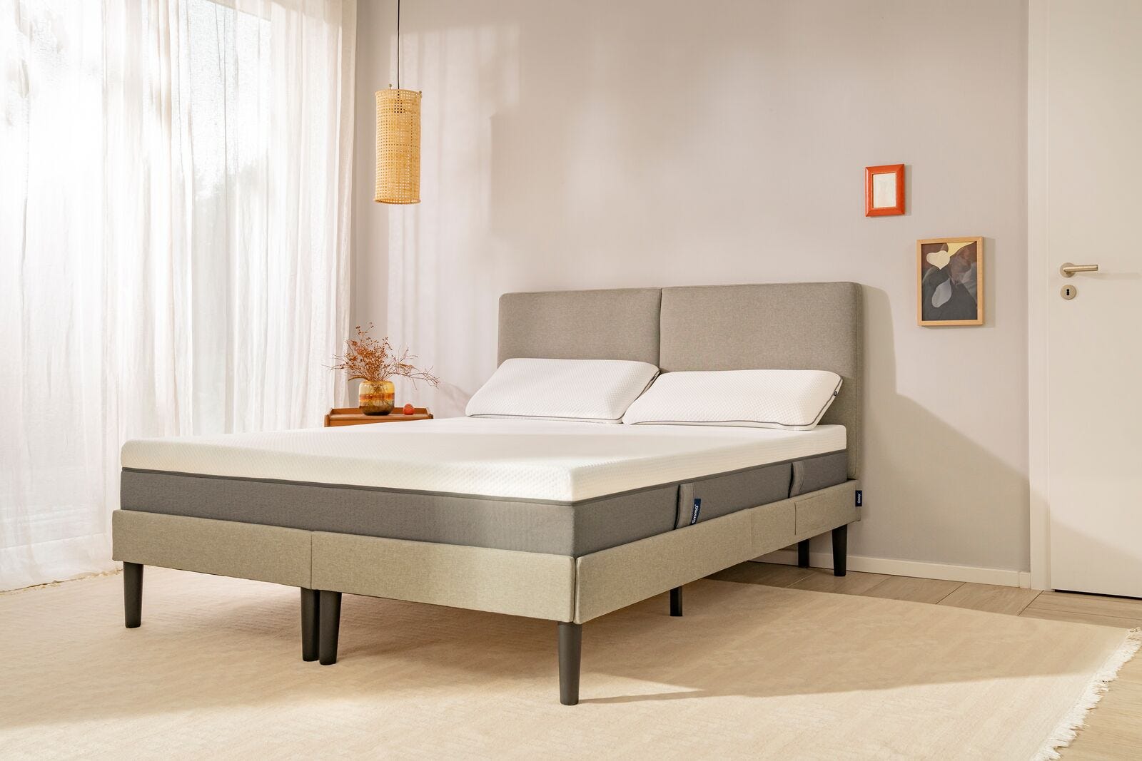 2 almohadas viscoelásticas emma encima de una cama tapizada